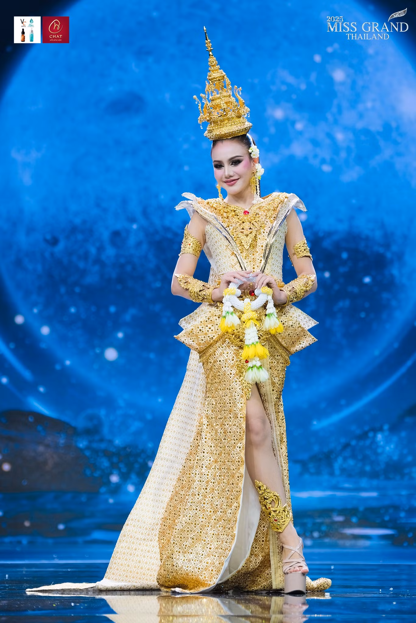 Trong đêm thi, nhiều thiết kế được lấy cảm hứng từ văn hóa ẩm thực của Thái Lan. Nhiều người đẹp mang váy áo được đính kết từ trái cây thật lên sân khấu. Họ không ngần ngại ăn những loại quả này và bày tỏ biểu cảm thích thú.