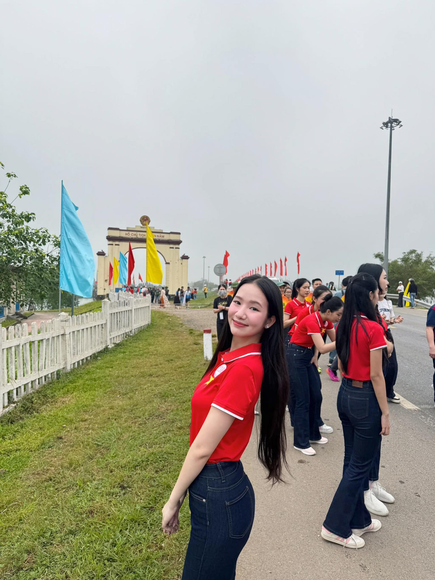 Phương Nhi là Á khôi 2 cuộc thi Hoa khôi sinh viên Việt Nam khu vực miền Trung Tây Nguyên 2023. Cô có trình độ IELTS 7.5. Bên cạnh đó, Phương Nhi theo đuổi công việc MC song ngữ, người mẫu.