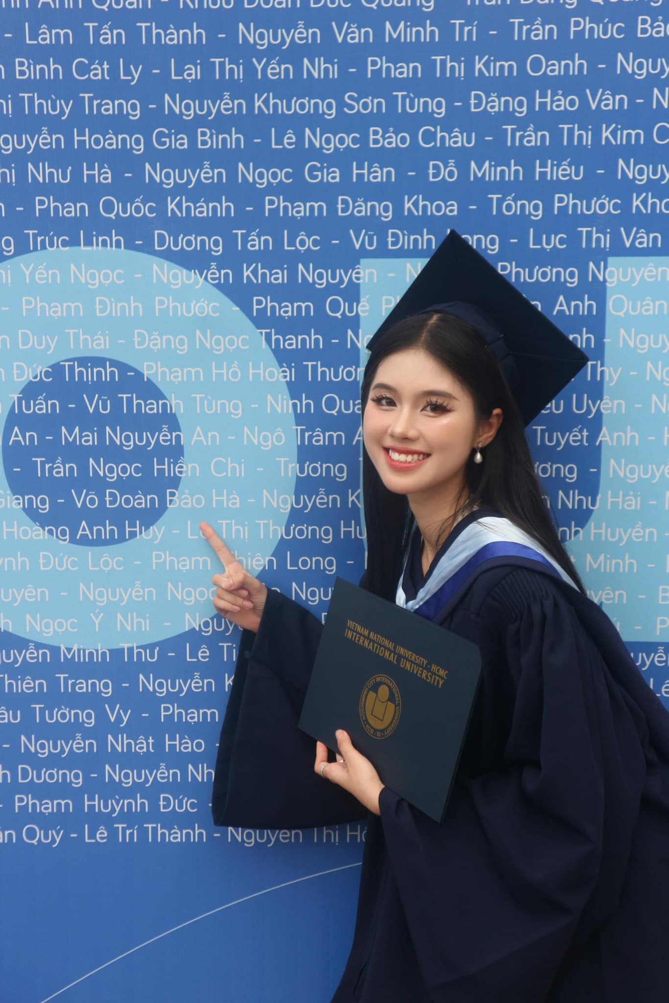 Bảo Hà quê ở Long An, hiện sống ở TP Biên Hoà, tỉnh Đồng Nai. Cô vừa tốt nghiệp chuyên ngành Logistics và Quản lý Chuỗi cung ứng, trường Đại học Quốc tế (Đại học Quốc gia TPHCM).