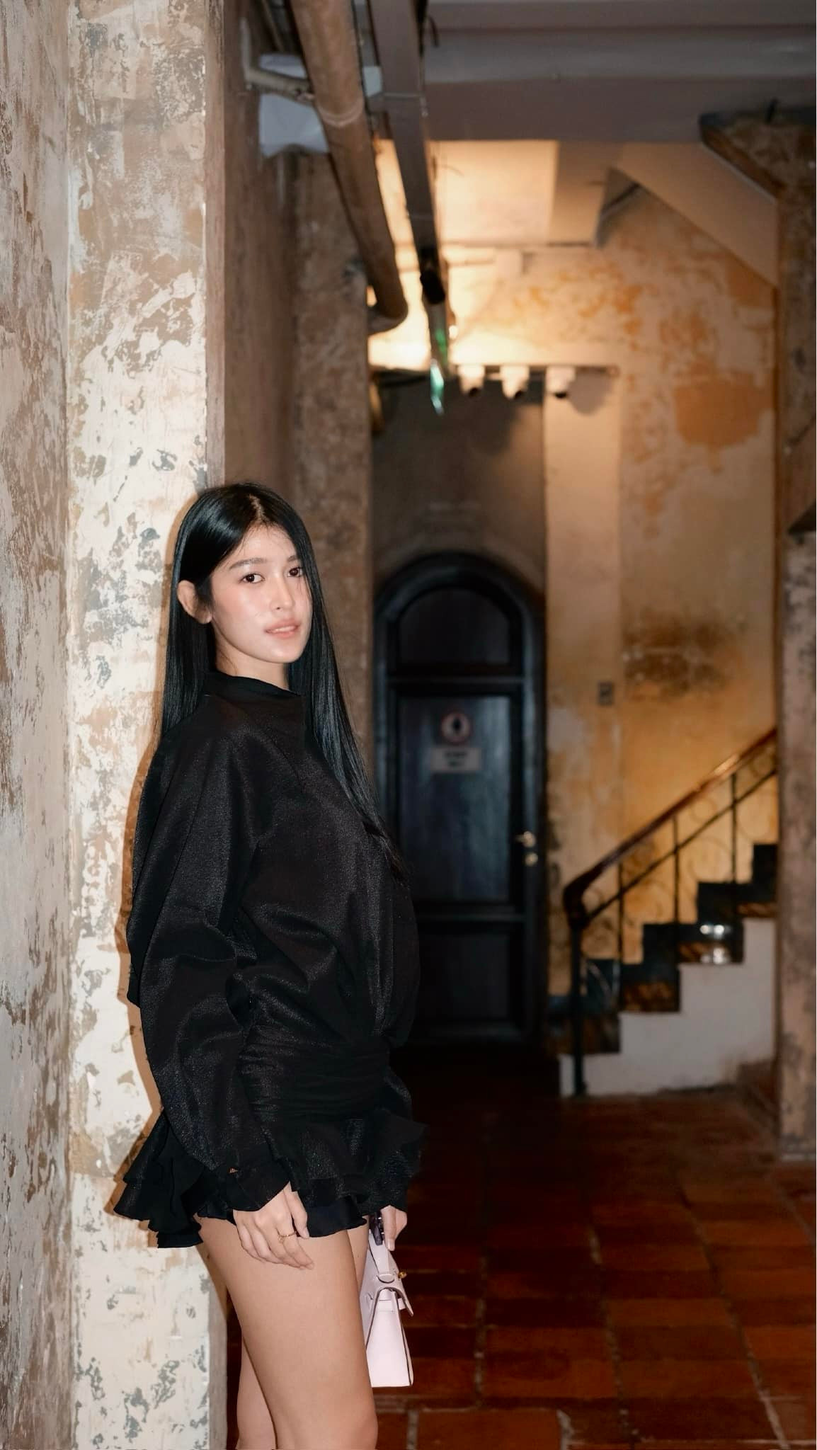 Cô gái 19 tuổi có cách ăn mặc tối giản, thanh lịch với hai gam màu chủ đạo trắng - đen.