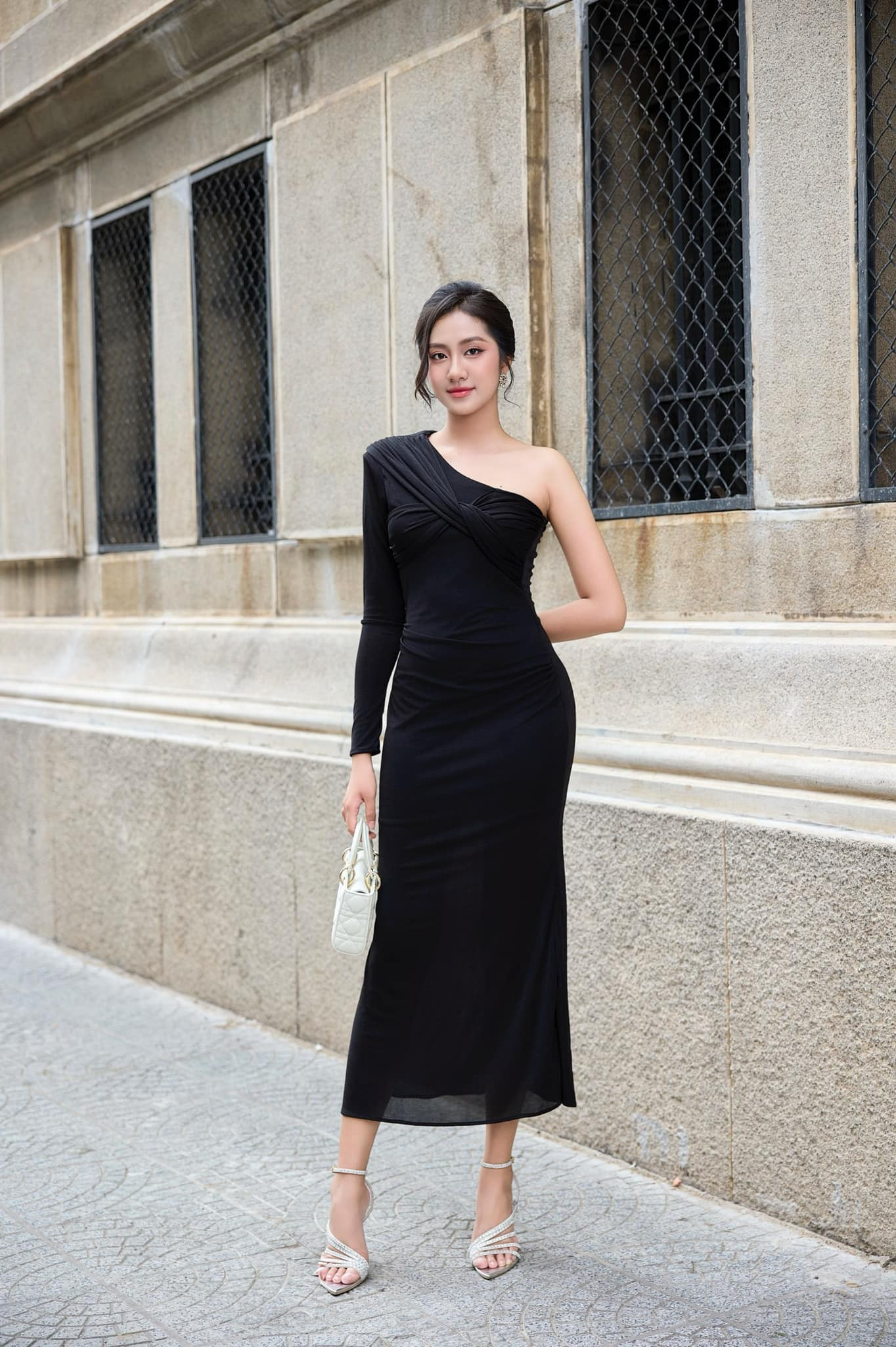 “Bản thân tôi nhìn gương nhiều nhất và tự thấy những khiếm khuyết của mình hơn đánh giá người ngoài. Tôi từng tự ti vì làn da, suy nghĩ kỹ, tôi thấy đó là khác biệt giúp tôi nổi bật giữa đám đông, biến nó thành ưu thế. Tôi sẽ chăm chút để làn da khoẻ đẹp, mịn màng hơn”, Trúc Linh nói.