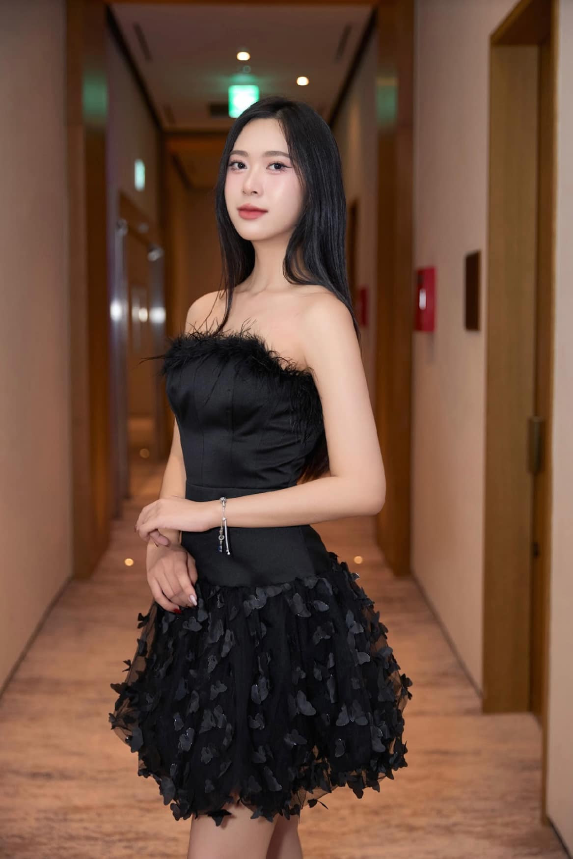 Ngoài đời cô gái Tày có phong cách ăn mặc hiện đại, cá tính.