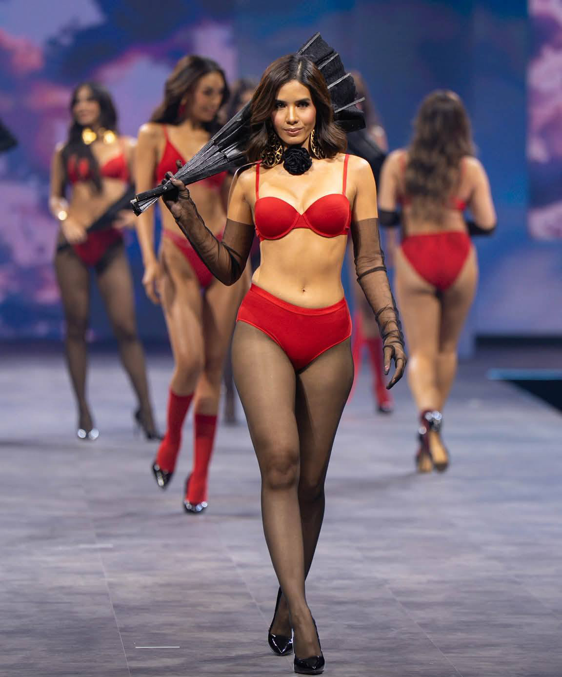 Một số người đẹp trình diễn mẫu nội y tông màu đỏ rực nổi bật. Philippines vốn được xem là "cường quốc sắc đẹp" với nhiều người đẹp đạt danh hiệu cao ở các đấu trường sắc đẹp quốc tế. Show diễn Body of Work thu hút sự chú ý của các fan sắc đẹp vì quy tụ dàn hoa hậu đông đảo của Philippines.