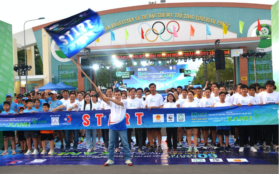 Ông Lê Xuân Thái - Chủ tịch Công đoàn EVNSPC phất cờ xuất phát giải chạy “Toàn dân tiết kiệm năng lượng hưởng ứng chiến dịch Giờ Trái đất năm 2025” Ông Lê Xuân Thái - Chủ tịch Công đoàn EVNSPC phất cờ xuất phát giải chạy “Toàn dân tiết kiệm năng lượng hưởng ứng chiến dịch Giờ Trái đất năm 2025”