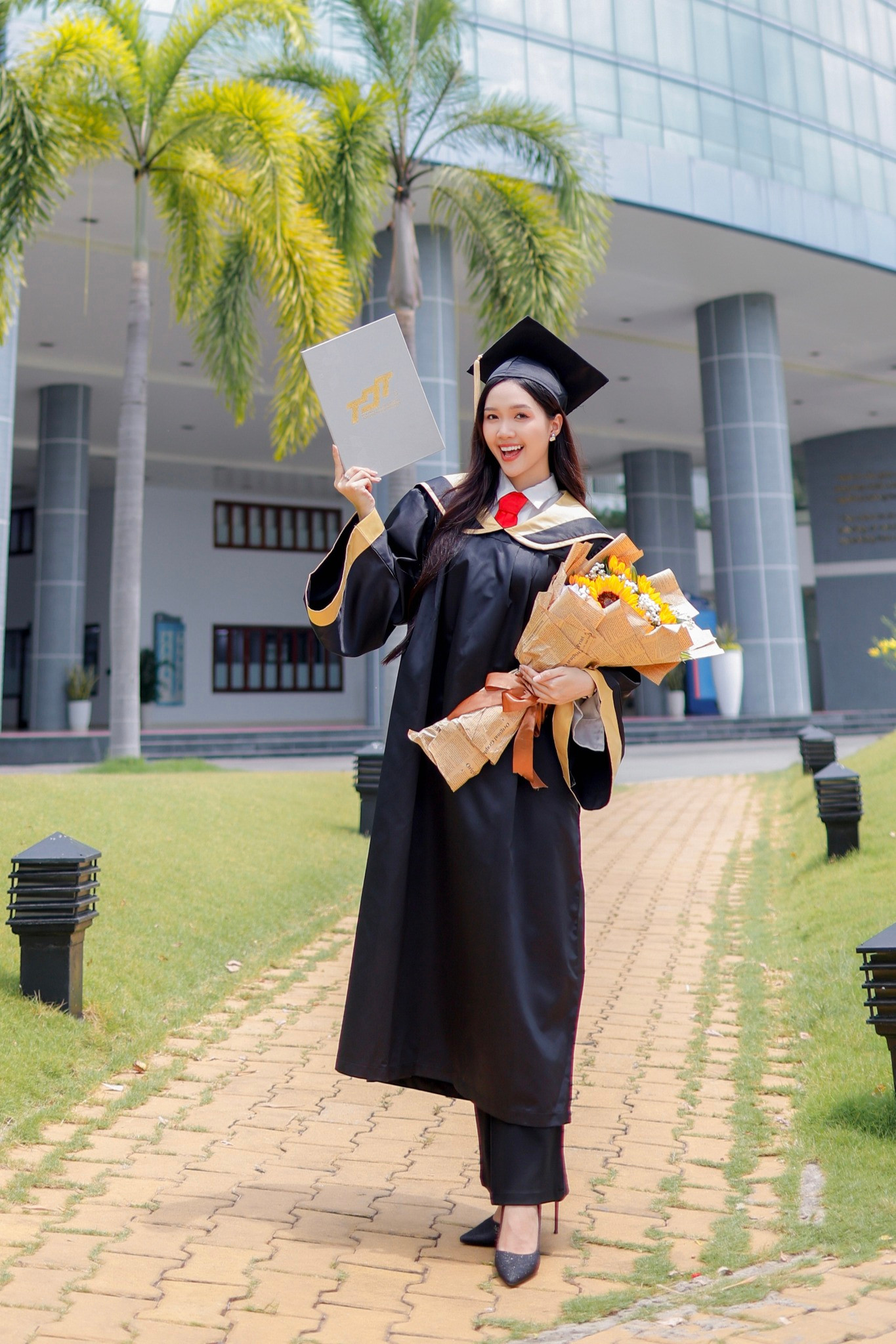 Ngoài tiếng Anh, Mỹ Vân có thể giao tiếp cơ bản và hát bằng tiếng Trung. Hiện tại, Mỹ Vân làm MC song ngữ tự do và dẫn chương trình cho các chương trình của đài truyền hình Vĩnh Long.