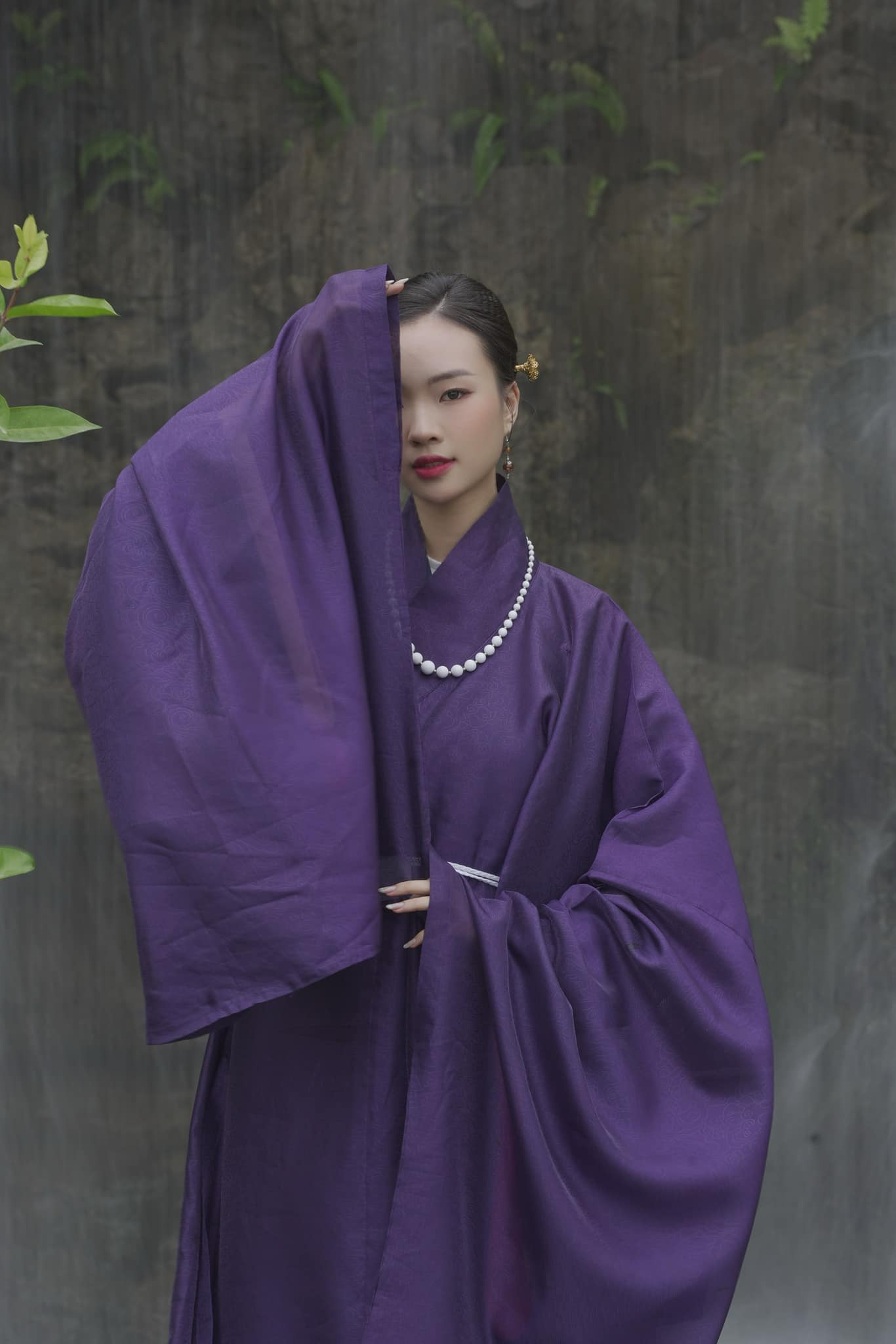 Cô từng làm mẫu cho nhiều bộ ảnh với áo dài, cổ phục ấn tượng.