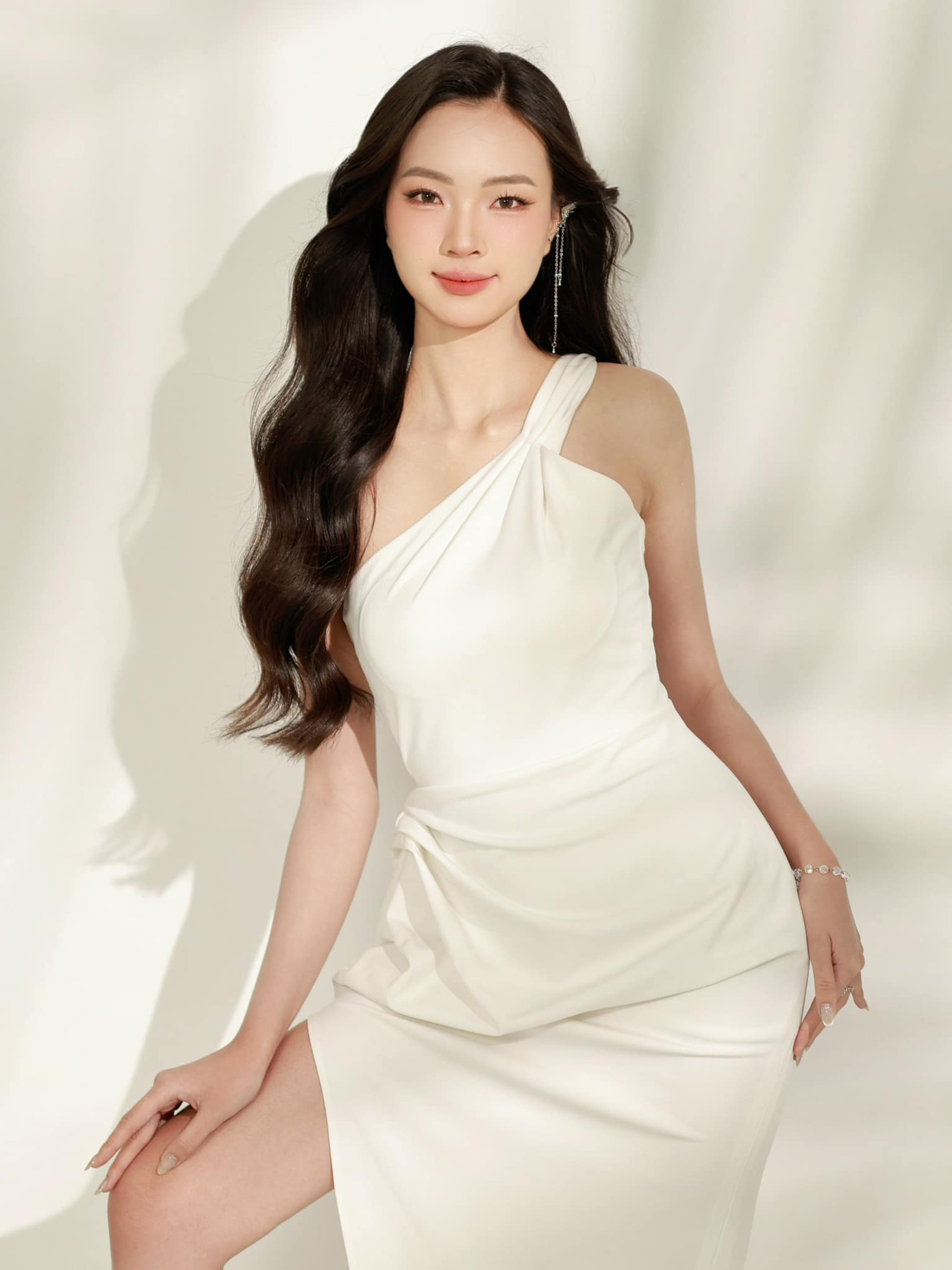 Hồng Duyên cho biết sau khi thi đại học, cô ăn uống thoải mái nên bị tăng cân, chạm mốc 58 kg. Sau đó, cô tập gym, ăn uống healthy và giảm được còn 51 kg, thân hình thon gọn và săn chắc hơn.