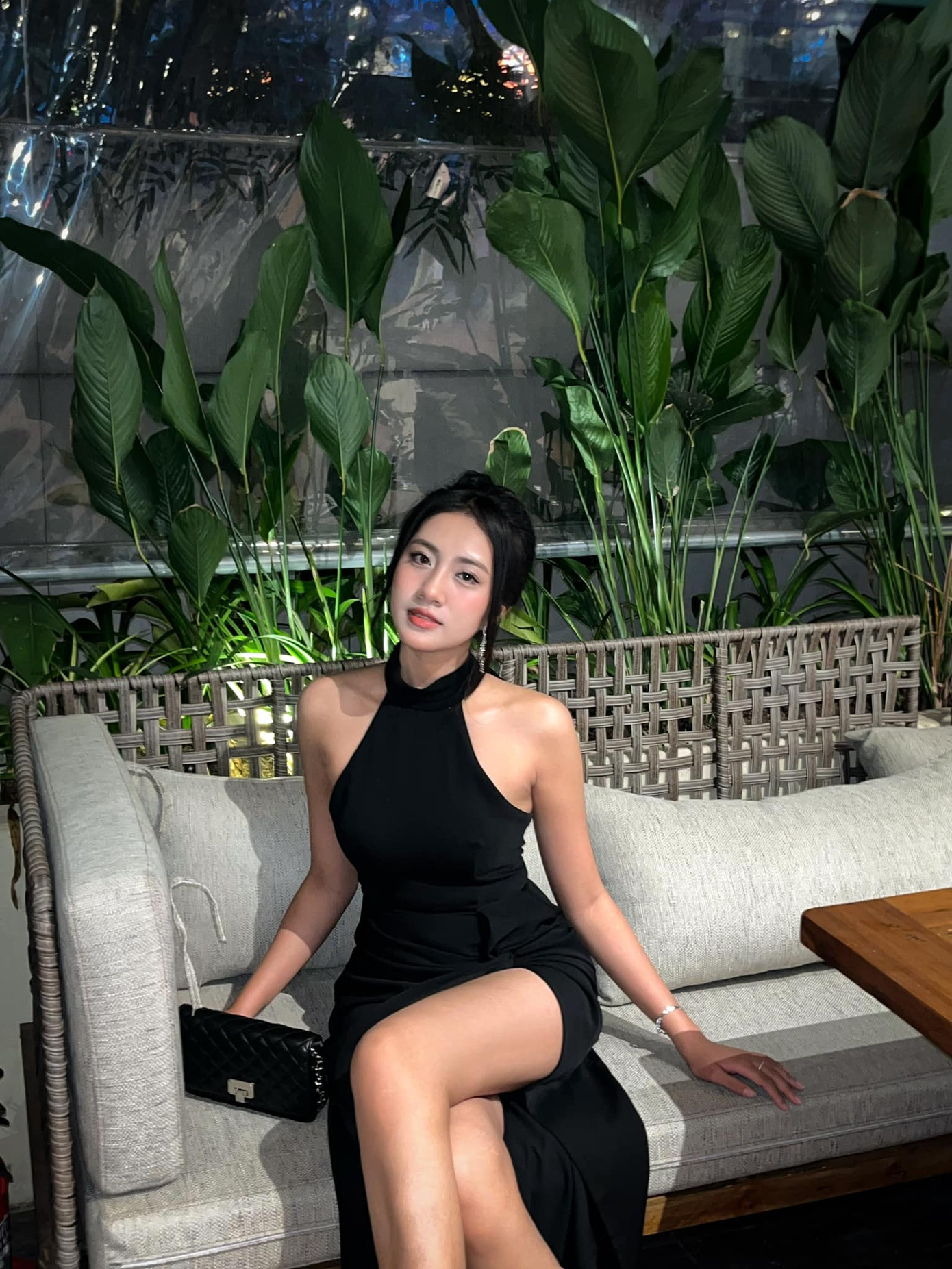 Ngoài đời thường, cô gái 21 tuổi gây chú ý với thân hình cân đối, làn da rám nắng khỏe khoắn. Trúc Linh chuộng những bộ váy đen ôm sát, lệch vai.