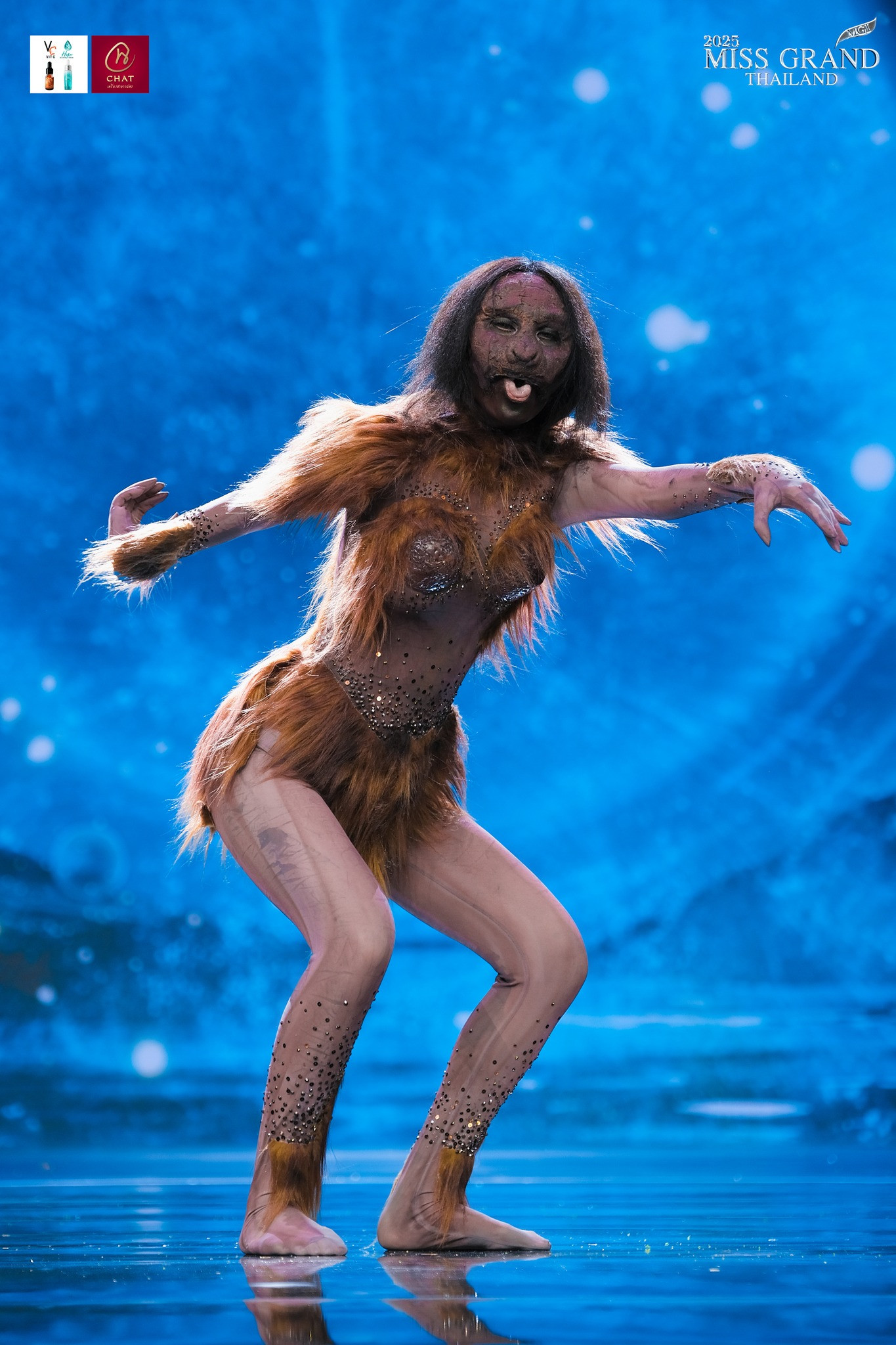 Hình ảnh chú báo được tái hiện chân thật trên sân khấu. Nhiều khán giả ví von việc xem đêm thi National Costume của Miss Grand Thailand 2025 như tham quan sở thú.