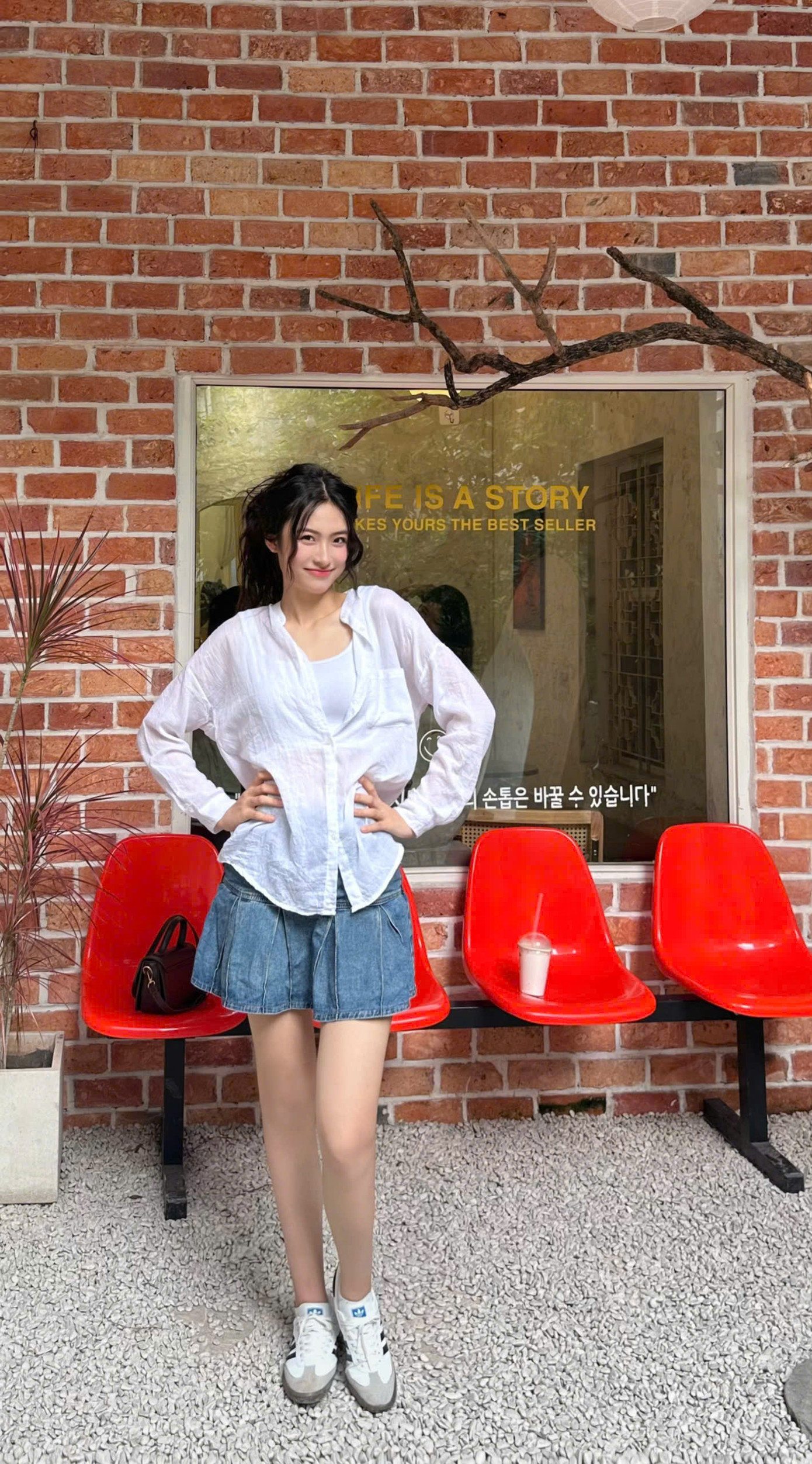 Ngoài đời, cô gái 20 tuổi có phong cách thời trang giản dị, năng động. Vân Nhi chuộng mặc áo sơ-mi trắng dáng rộng, phối cùng chân váy.