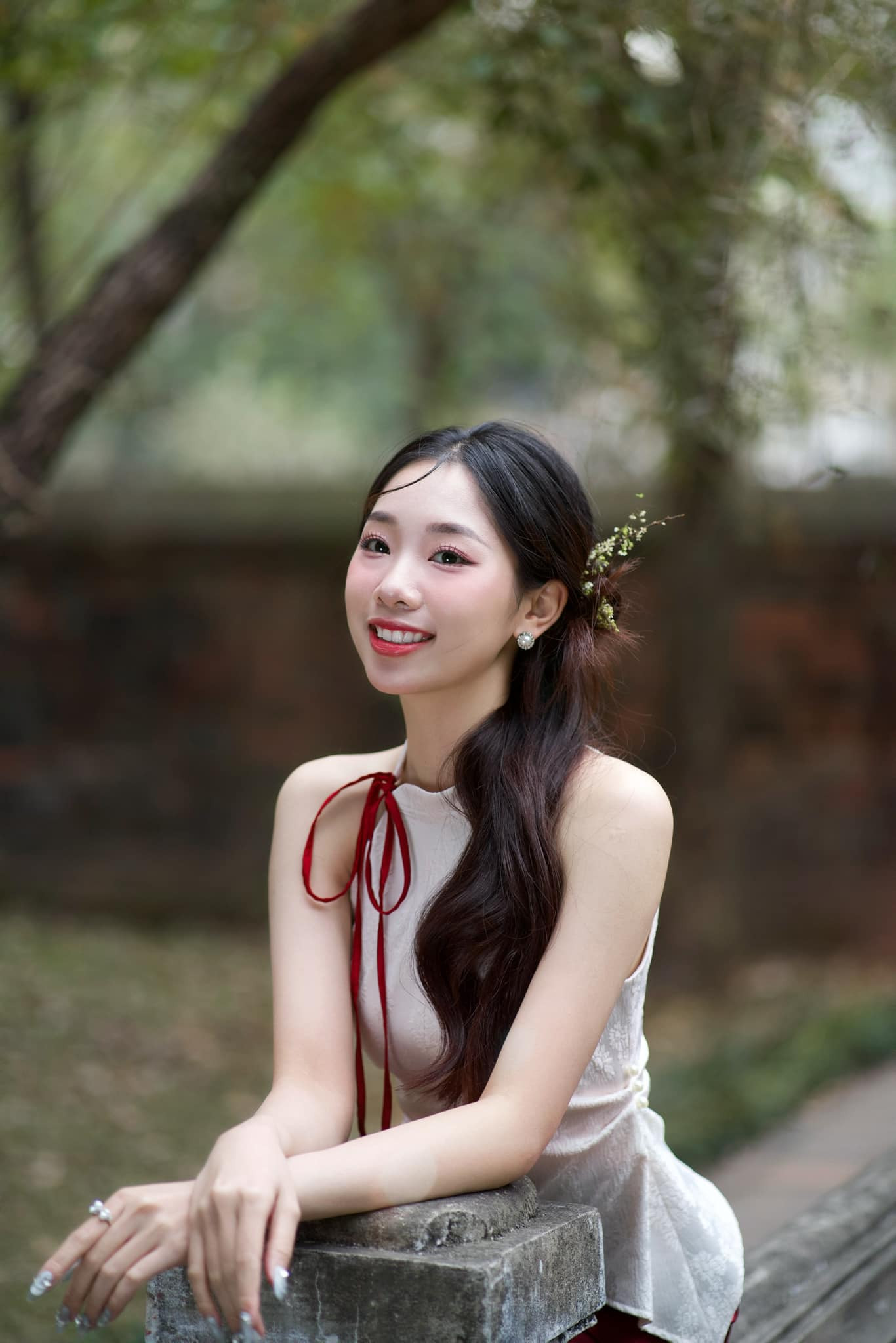 Khi tham gia cuộc thi Duyên dáng Ngoại thương, Thùy Dương gặp tai nạn dẫn tới gãy xương thuyền bàn chân trái. Bác sĩ nói cô không thể cử động hay di chuyển trong 1,5 tháng. Tuy nhiên, Thùy Dương vẫn nỗ lực hoàn thành các phần thi, giành được nhiều giải thưởng phụ.