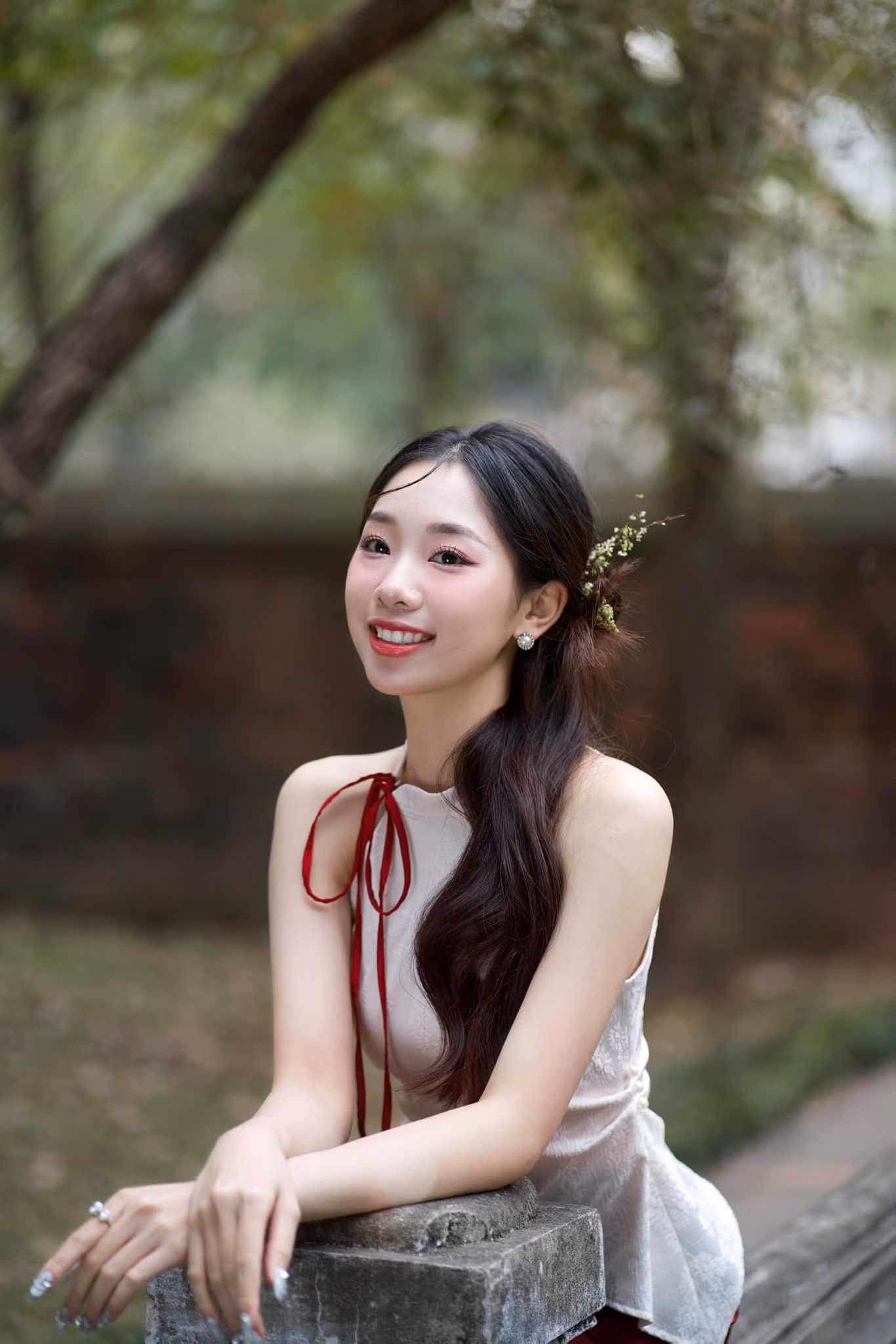 Khi tham gia cuộc thi Duyên dáng Ngoại thương, Thùy Dương gặp tai nạn dẫn tới gãy xương thuyền bàn chân trái. Bác sĩ nói cô không thể cử động hay di chuyển trong 1,5 tháng. Tuy nhiên, Thùy Dương vẫn nỗ lực hoàn thành các phần thi, giành được nhiều giải thưởng phụ.