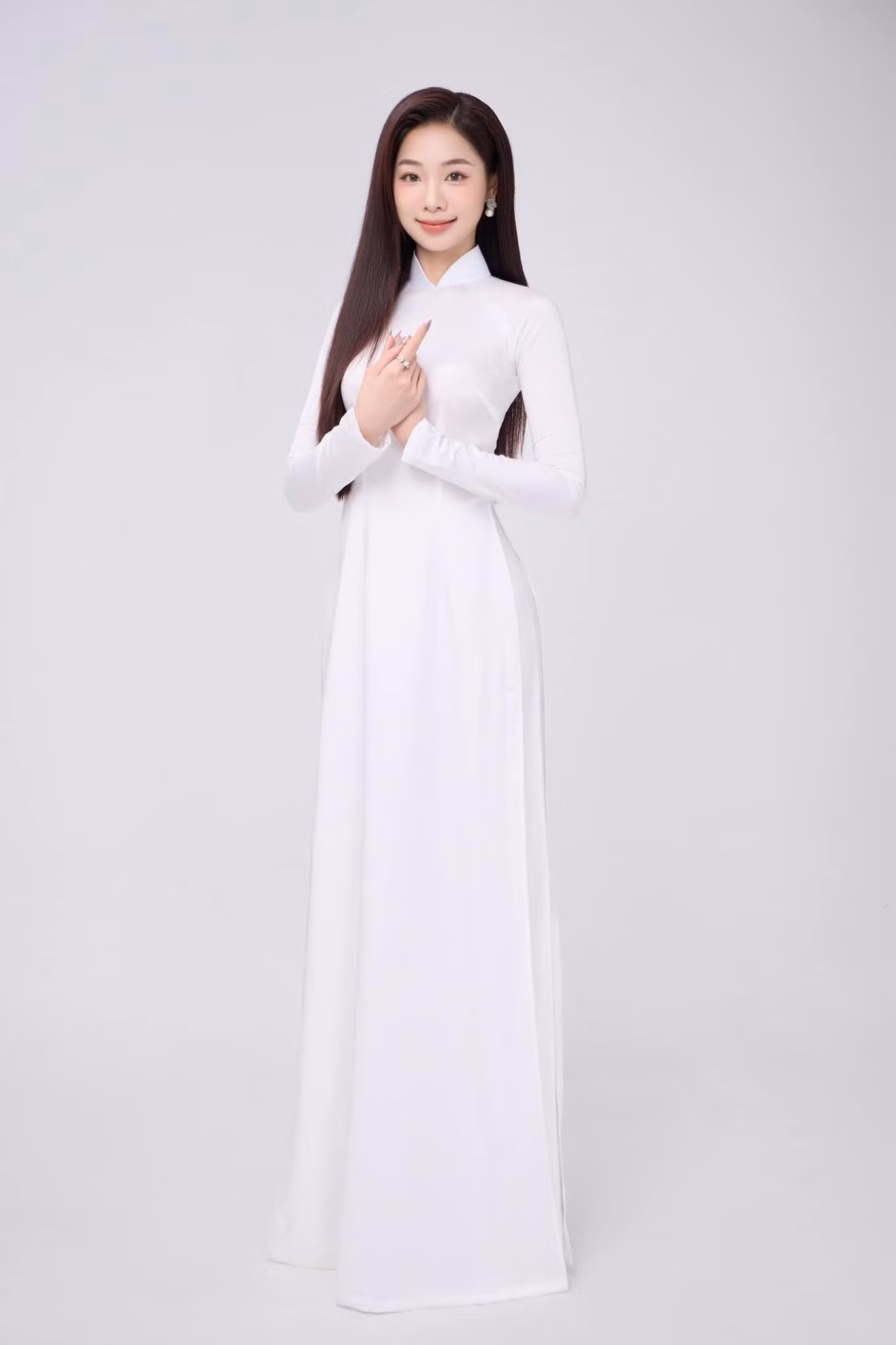 Phạm Thùy Dương đang theo học chuyên ngành Quản trị khách sạn quốc tế - Đại học Ngoại thương, đồng thời học song song ngành Luật Kinh tế của Đại Học Kinh tế Quốc dân (hệ Elearning). Đây là hai ngôi trường hàng đầu hiện nay.
