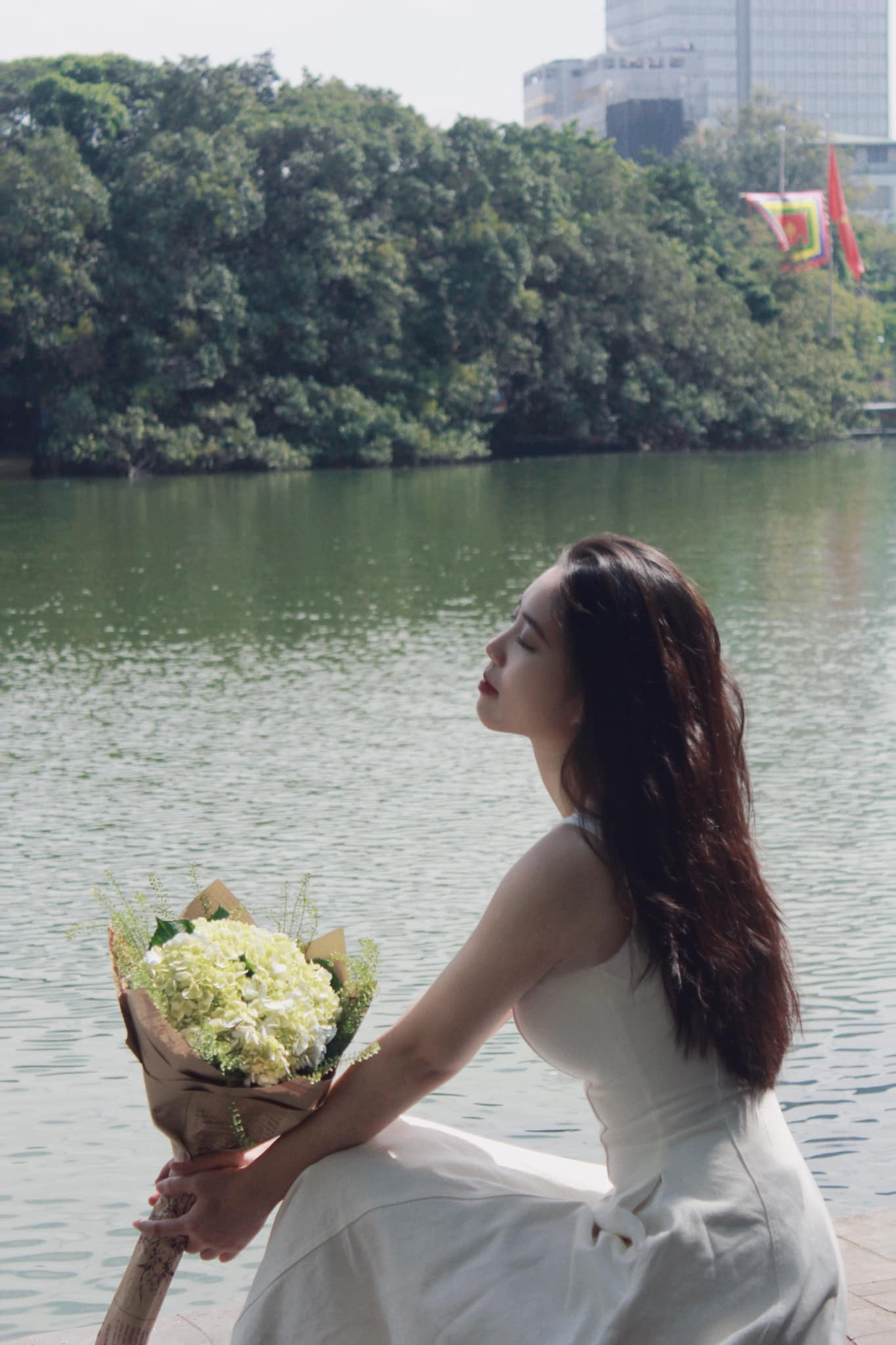 Châu Anh nói cô sinh ra trong một gia đình có truyền thống nghệ thuật, vì thế bản thân sớm được nuôi dưỡng tình yêu với âm nhạc, cô đã học đàn piano từ khi còn nhỏ.