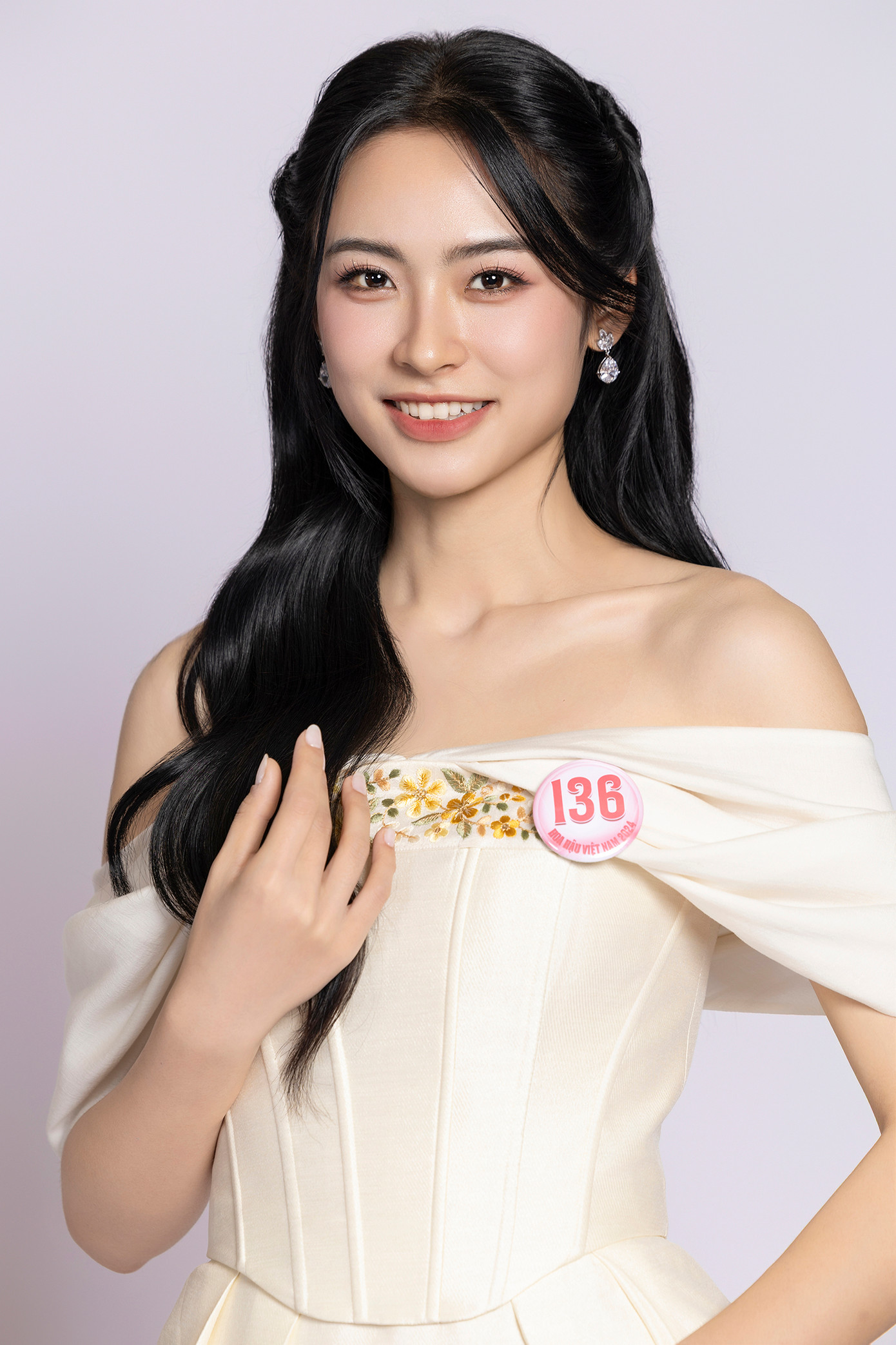 Thí sinh Nguyễn Thị Vân Nhi, SBD 136, sinh năm 2005, đến từ Hải Phòng, sinh viên Đại học Phenika.