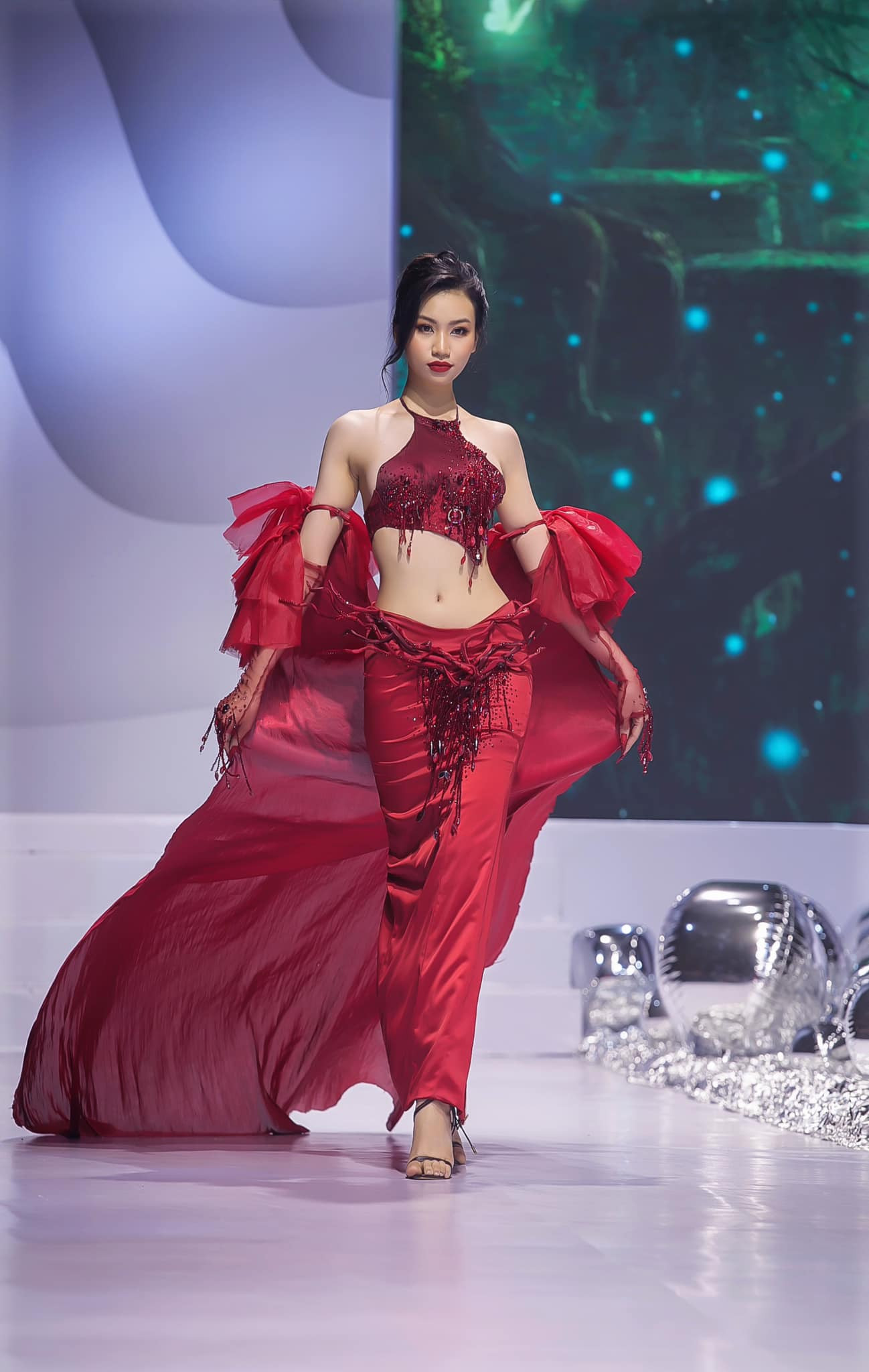 Cô gái 22 tuổi tự tin sải bước trên sàn diễn thời trang.