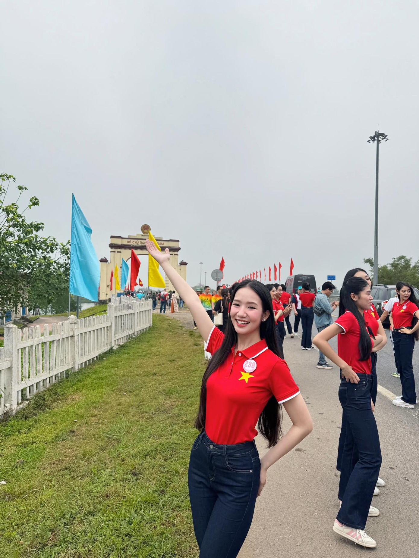 Phương Nhi là Á khôi 2 cuộc thi Hoa khôi sinh viên Việt Nam khu vực miền Trung Tây Nguyên 2023. Cô có trình độ IELTS 7.5. Bên cạnh đó, Phương Nhi theo đuổi công việc MC song ngữ, người mẫu.