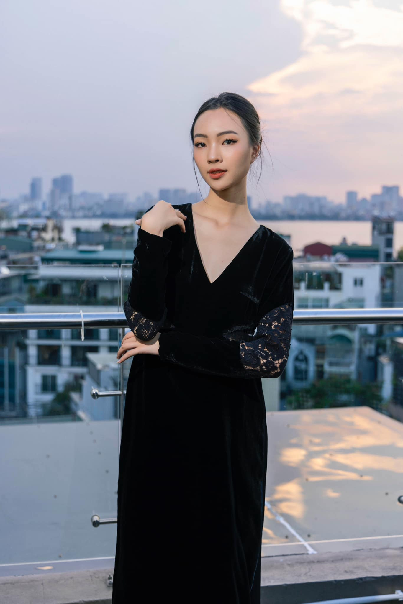 Hồng Duyên chia sẻ cô đã nhịn ăn trước khi bước vào vòng đo nhân trắc. "Một số người khuyên tôi nên nhịn ăn trước khi đo nhân trắc học. Tôi đã rất bất ngờ khi số đo vòng eo của mình là 62 cm", cô chia sẻ.