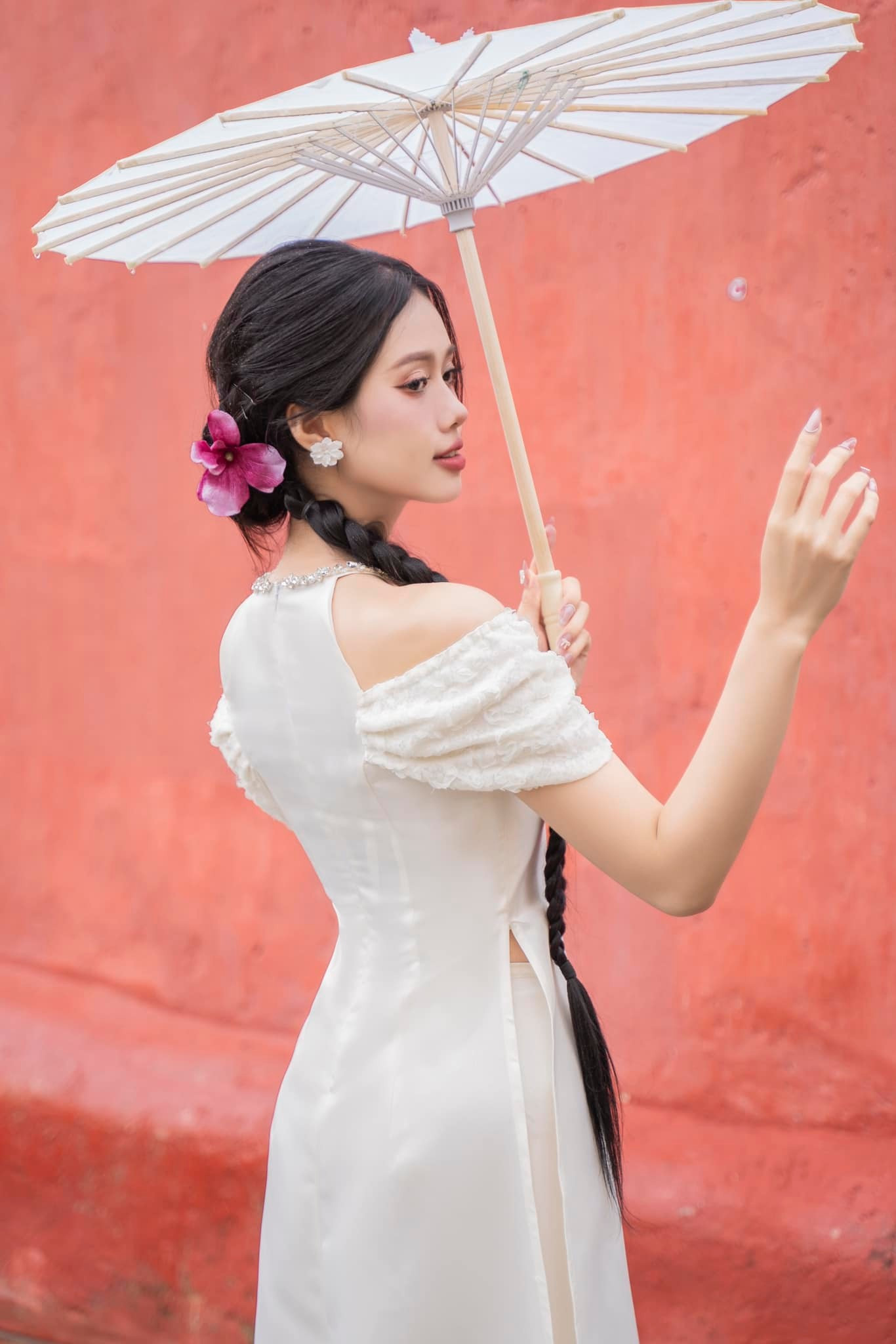 Phong cách tạo dáng, cách biểu cảm của Diệu Huyền không quá chuyên nghiệp, tuy nhiên vẫn nhận được nhiều lượt yêu thích.