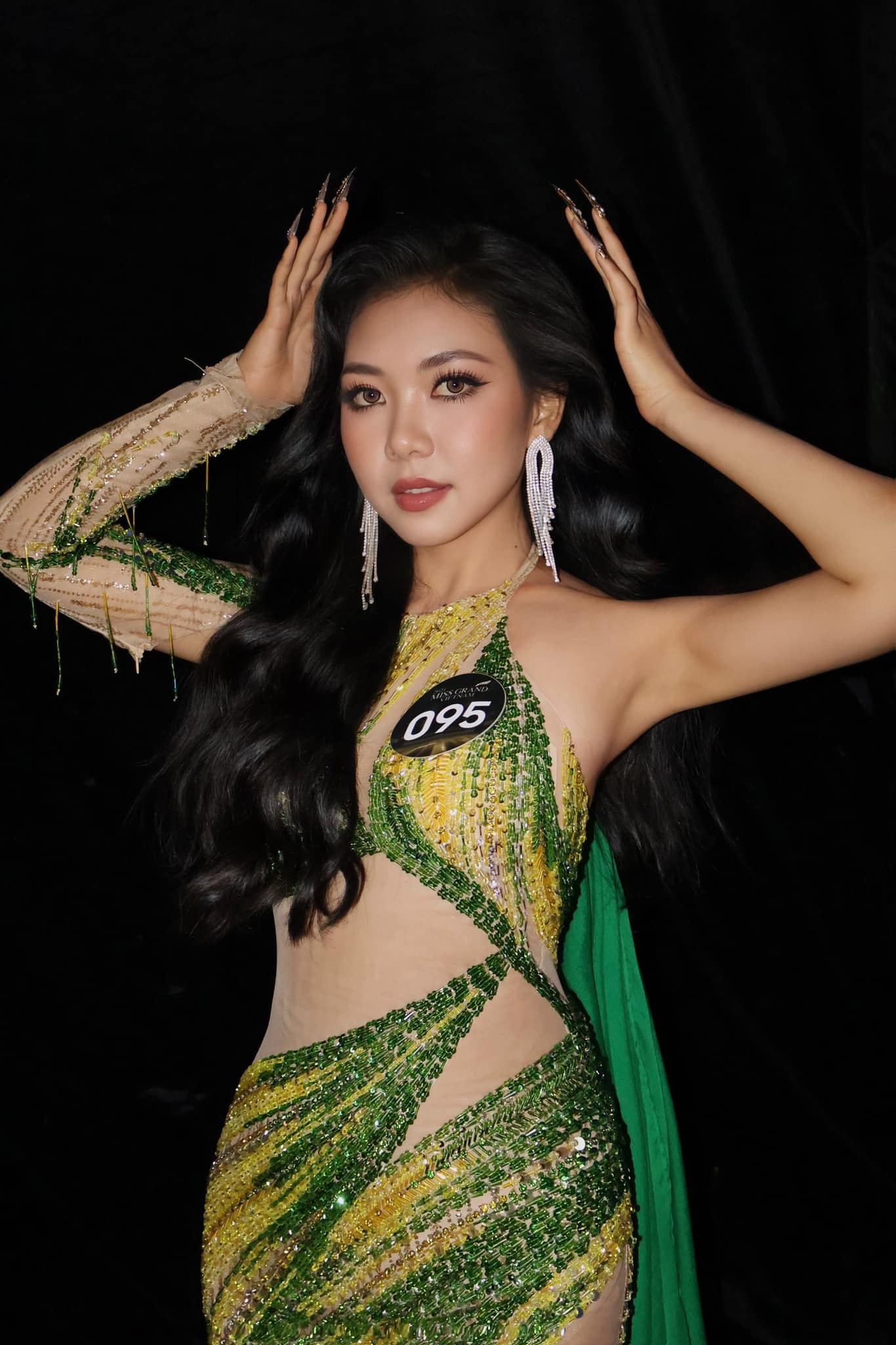 Với chiều cao nổi trội, hình thể cân đối, cô dễ dàng theo đuổi phong cách cut-out gợi cảm.