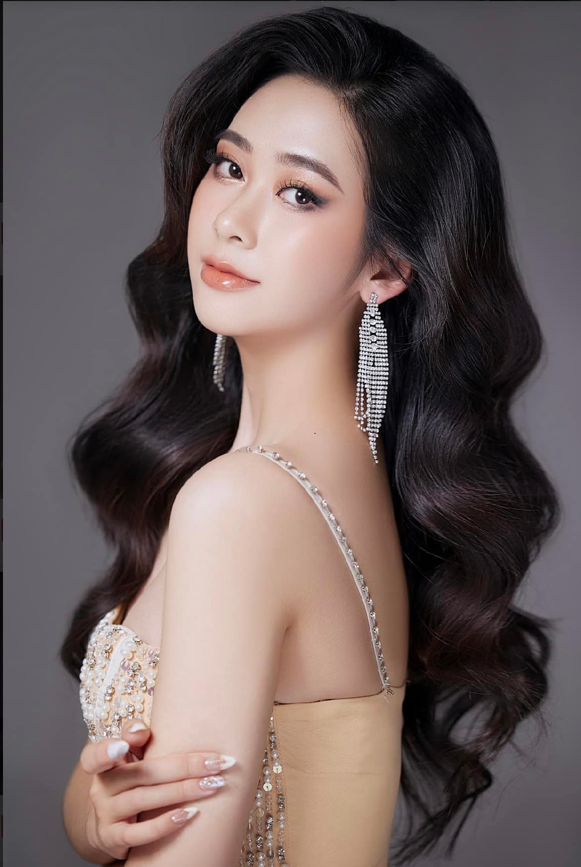 Cô chia sẻ: "Không chỉ gen Z, người phụ nữ thời nào cũng đẹp, đặc biệt là vẻ đẹp riêng biệt của người con gái Việt Nam. Cái đẹp cũng tồn tại ở nhiều hình thái khác nhau. Tôi muốn đem đến cuộc thi hình ảnh một cô gái không chỉ đẹp ở bề ngoài mà còn đẹp trong cốt cách, tâm hồn”.