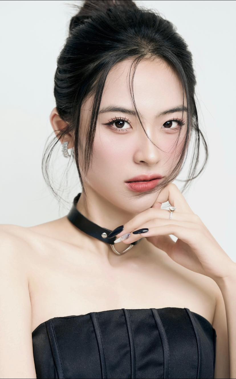 Trong vòng phỏng vấn kín, Vân Nhi được yêu cầu giới thiệu bản thân bằng tiếng Anh. Cô cũng chia sẻ với các giám khảo về niềm yêu thích thể thao. Vân Nhi thường đánh cầu lông và bơi lội, chạy bộ.