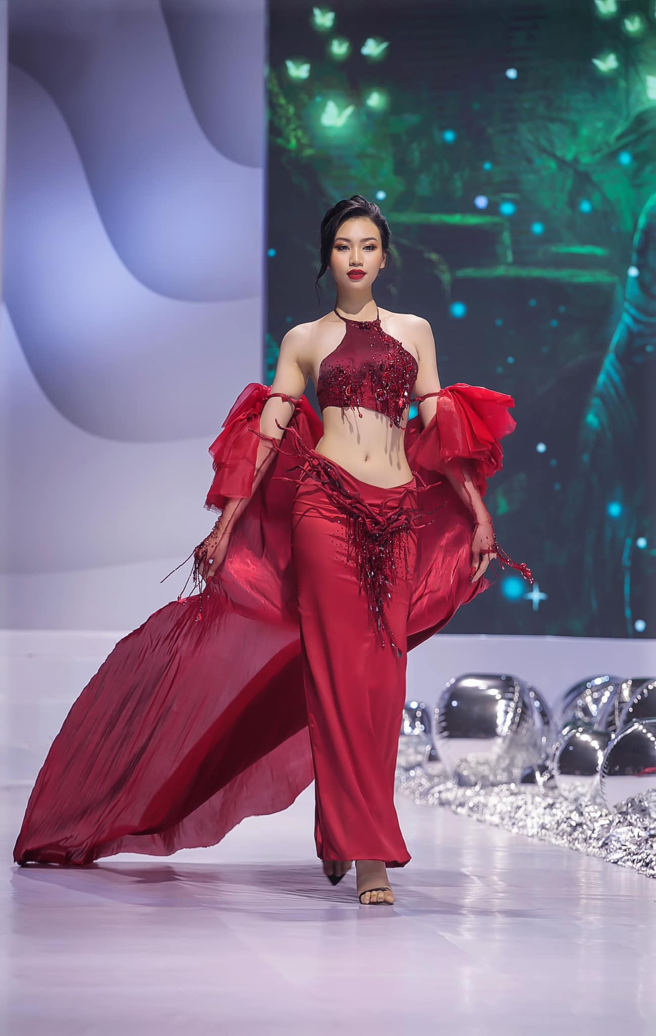 Cô gái 22 tuổi tự tin sải bước trên sàn diễn thời trang.