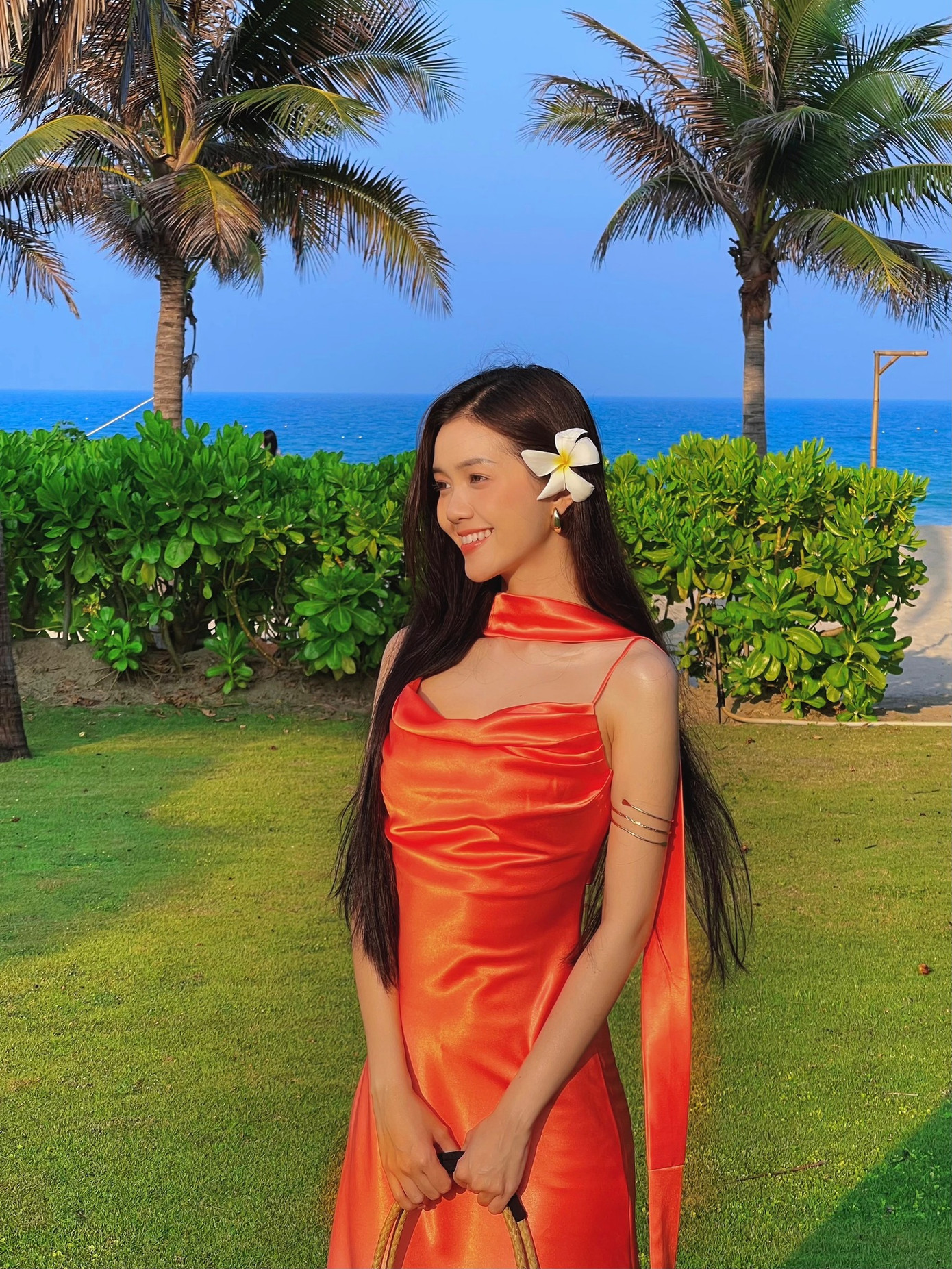 Nữ MC song ngữ thường để tóc thẳng, tự nhiên. Cô có gương mặt bầu bĩnh và nụ cười rạng rỡ, dễ gây thiện cảm với người đối diện.