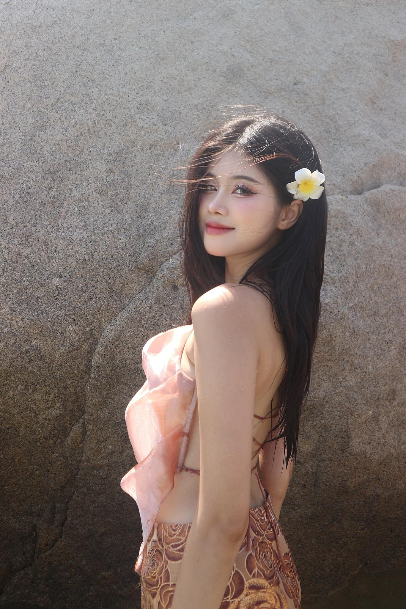 Người đẹp 23 tuổi theo đuổi phong cách thời trang Y2K, Lolita. Váy áo tua rua với tông màu hồng pastel được cô tích cực lăng-xê.