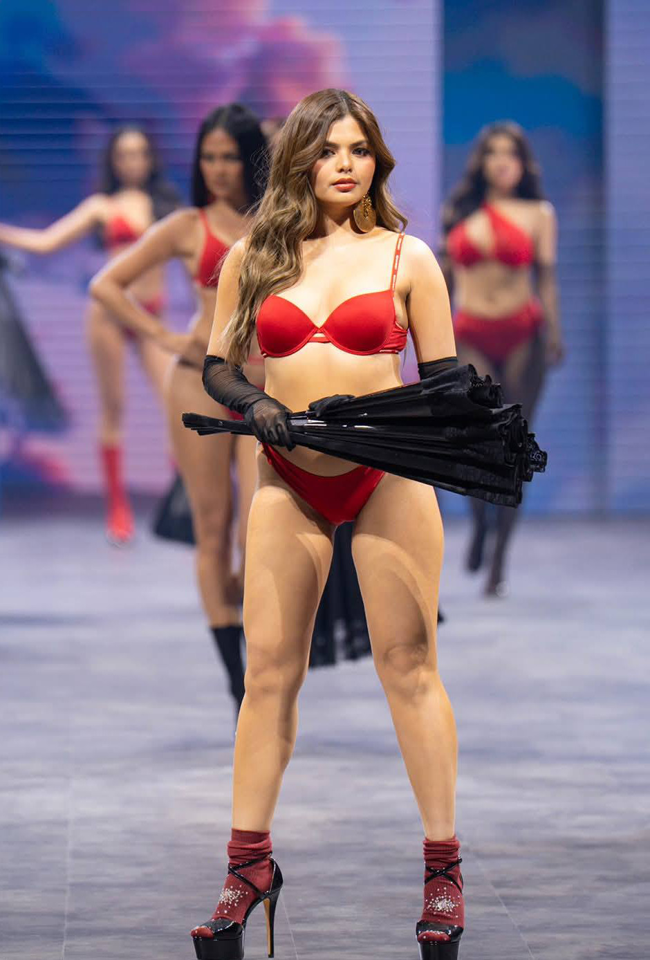 Một số người đẹp để lộ khuyết điểm hình thể khi trình diễn nội y.