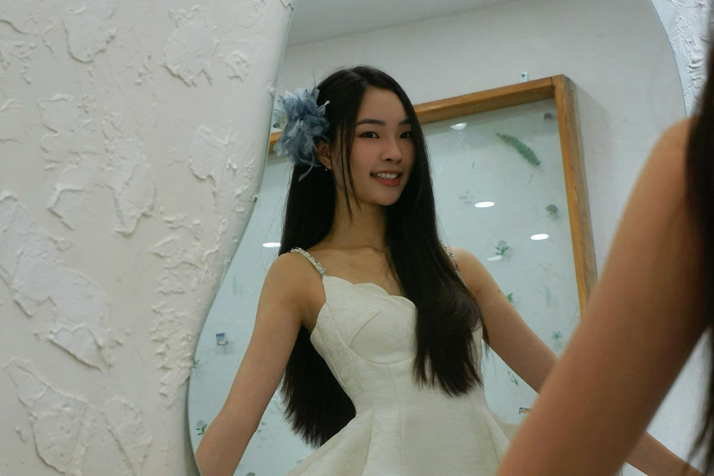 Ngoài đời, Hồng Duyên ăn mặc đơn giản, nữ tính. Cô thường để tóc dài, mặt mộc.