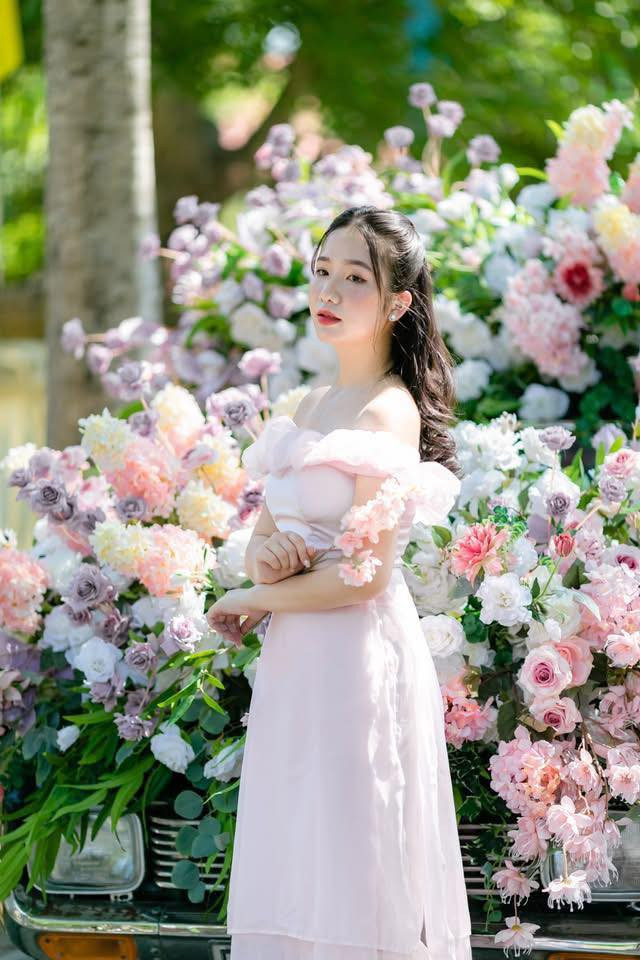 Là MC song ngữ, Phương Nhi chủ động thay đổi giọng nói của mình sang giọng phổ thông để khán giả có thể dễ tiếp cận hơn, giúp công việc thuận lợi.