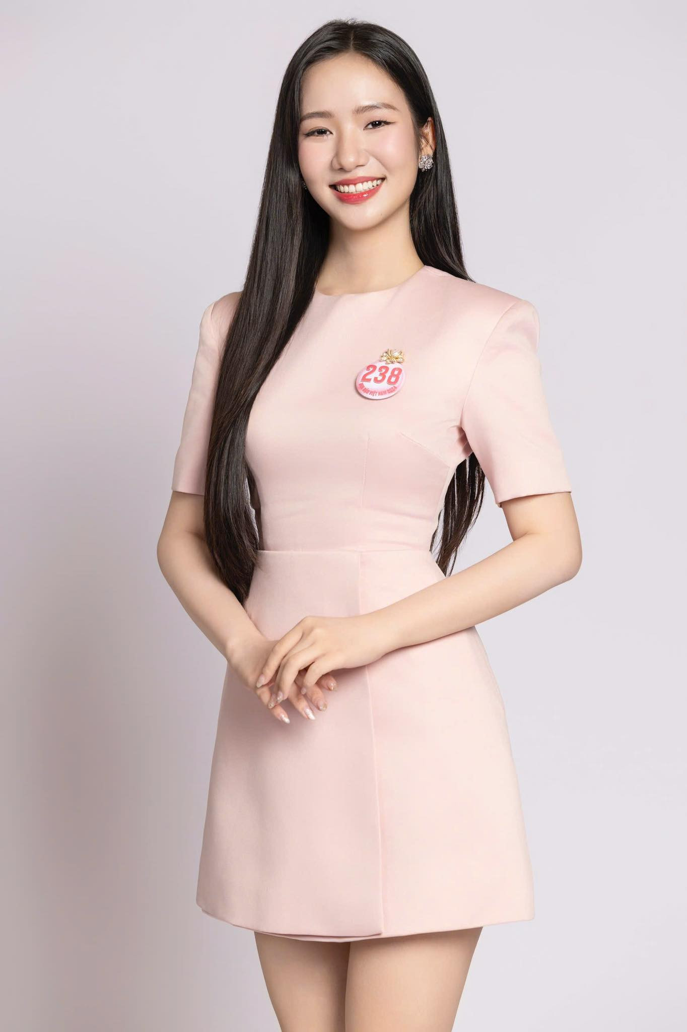 Thí sinh Nguyễn Phương Nhi, SBD 238, sinh năm 2003, đến từ Huế, là sinh viên Đại học Kinh tế - Đại học Đà Nẵng. Phương Nhi đã vượt qua hàng trăm thí sinh để bước vào chung khảo Hoa hậu Việt Nam sau ngày sơ khảo ở miền Bắc.