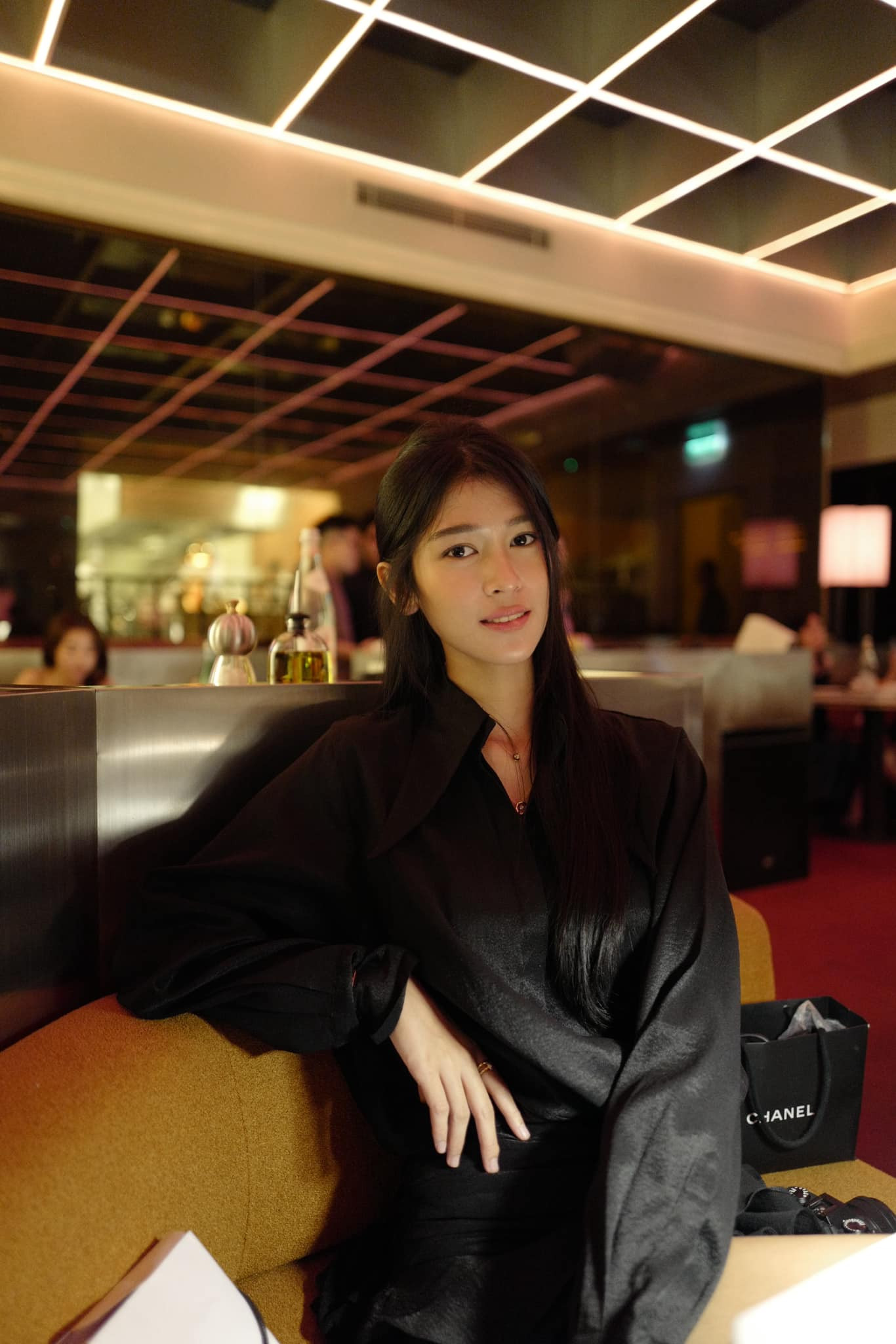 Cô gái 19 tuổi có cách ăn mặc tối giản, thanh lịch với hai gam màu chủ đạo trắng - đen.