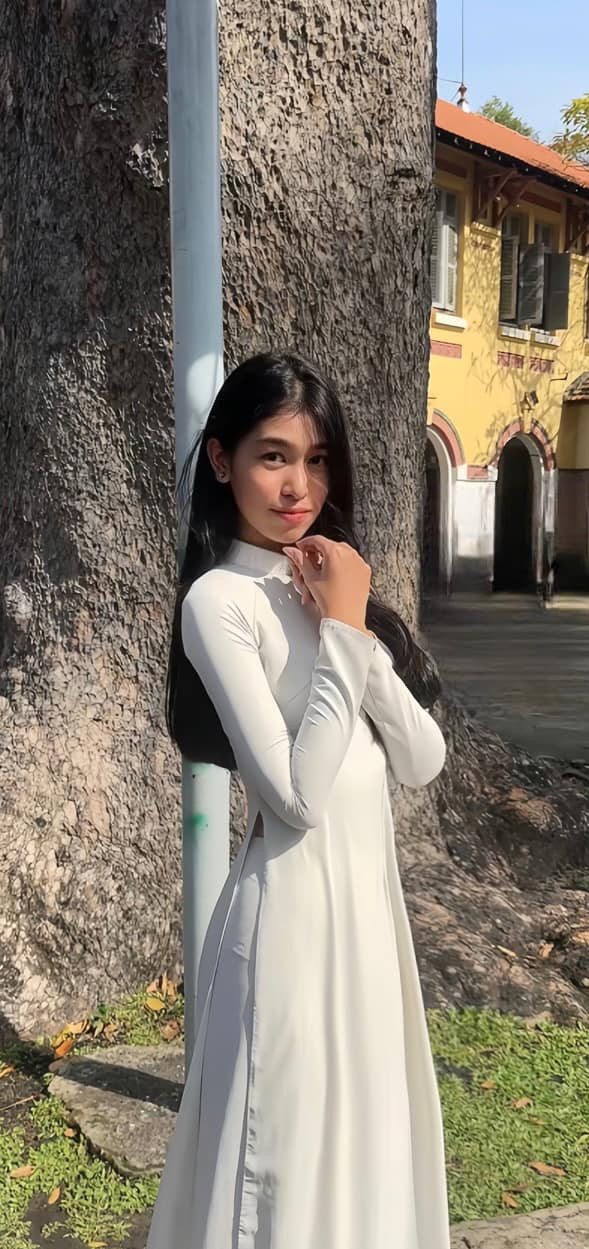 Thanh Thảo hiếm khi trang điểm đậm trong đời thường. Mặt mộc của cô được khen thanh tú.