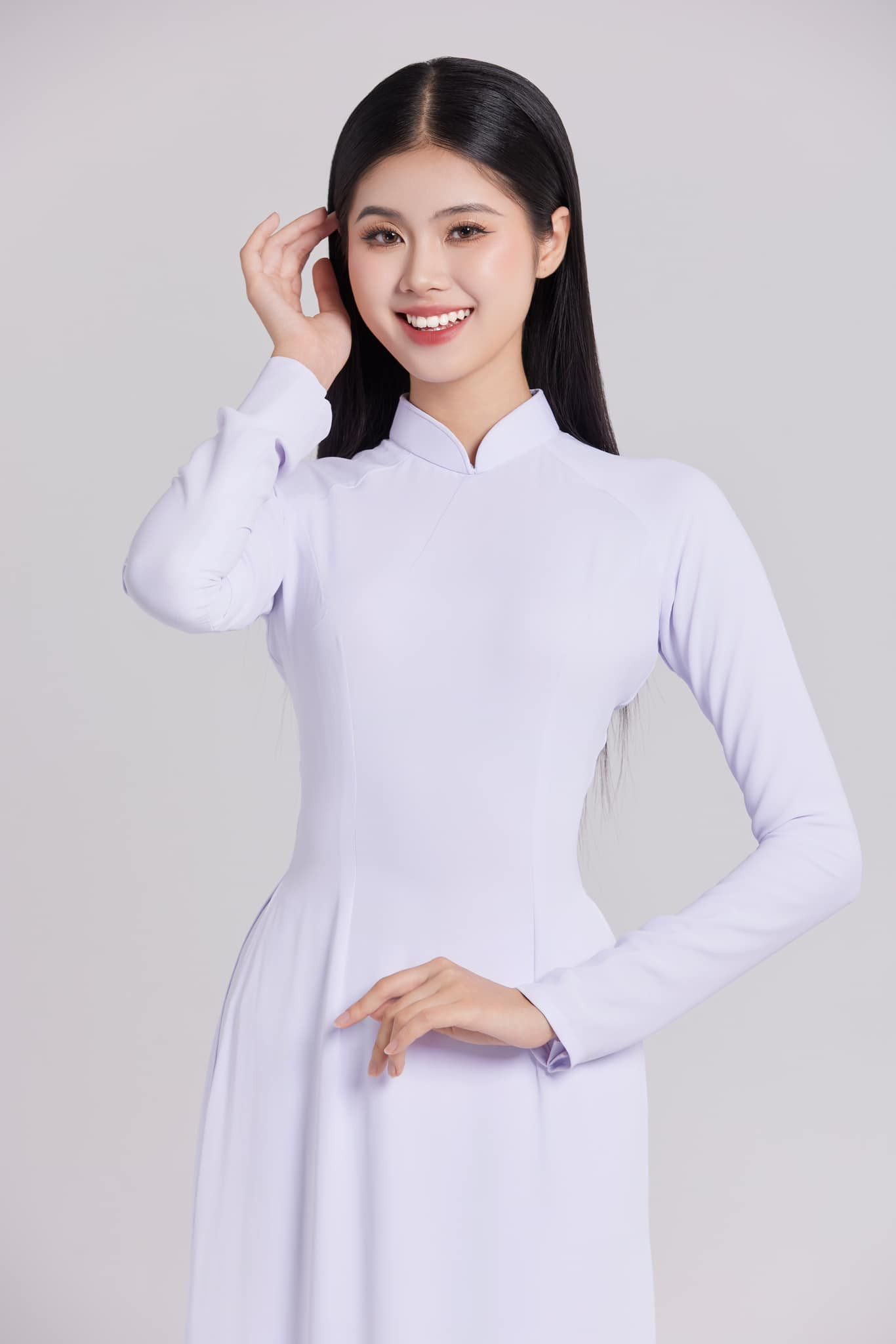 Người đẹp khoe nhan sắc nữ tính, duyên dáng với áo dài trắng. Cô được nhận xét nền nã khi để tóc thẳng, trang điểm nhẹ nhàng.