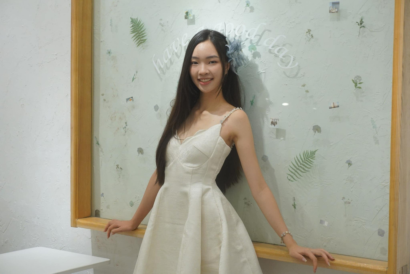 Ngoài đời, Hồng Duyên ăn mặc đơn giản, nữ tính. Cô thường để tóc dài, mặt mộc.