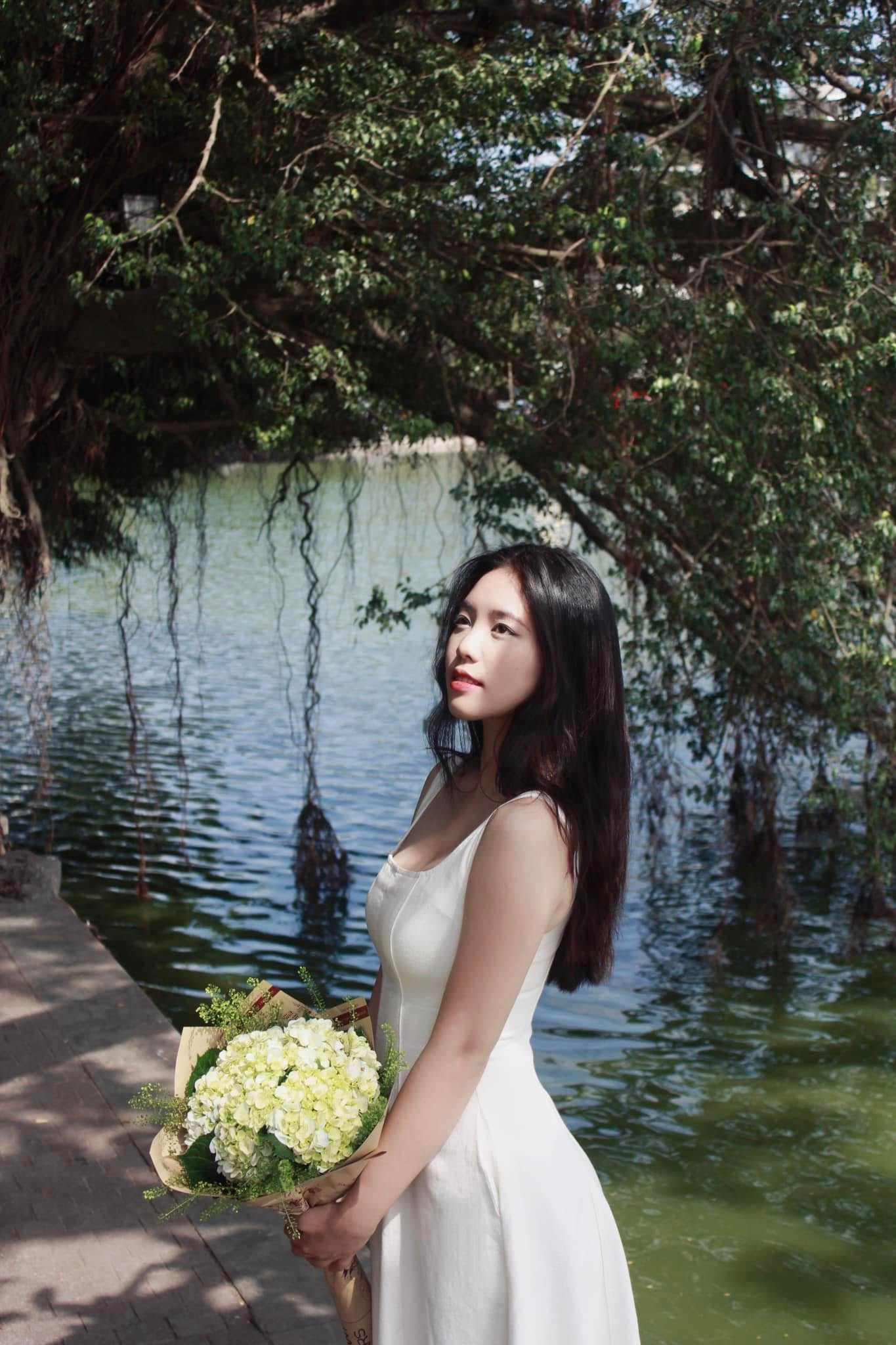 Châu Anh nói cô sinh ra trong một gia đình có truyền thống nghệ thuật, vì thế bản thân sớm được nuôi dưỡng tình yêu với âm nhạc, cô đã học đàn piano từ khi còn nhỏ.