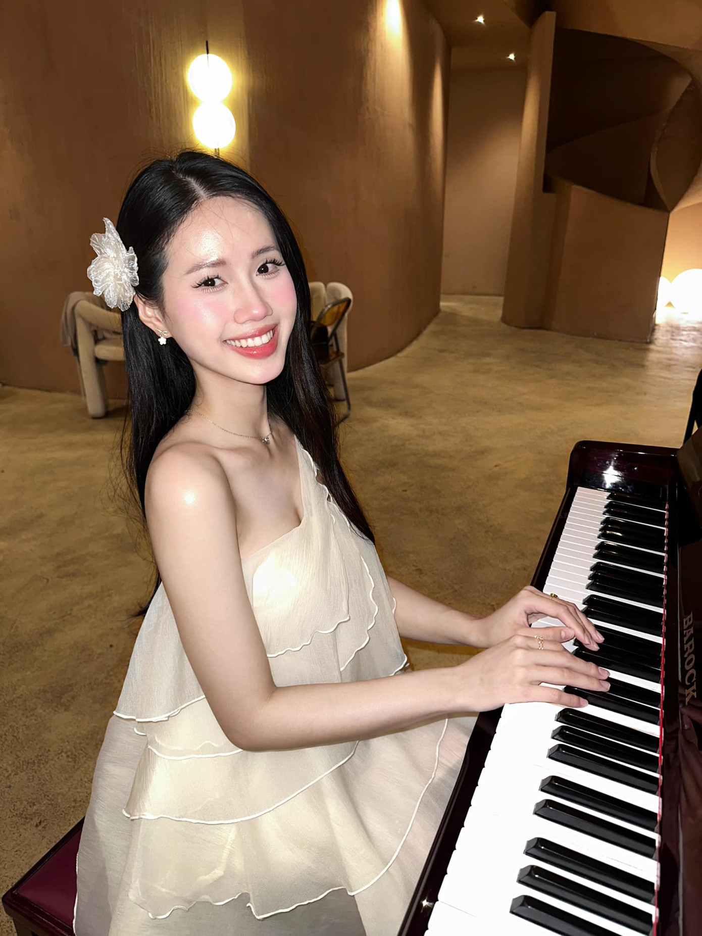 Tham dự vòng Sơ khảo Hoa hậu Việt Nam 2024 cũng là lần đầu cô đi máy bay vào TPHCM. &quot;Tối trước khi lên máy bay, tôi hồi hộp tới mất ngủ. Tôi lên sân bay từ 3h sáng, mọi thứ đều mới mẻ và bỡ ngỡ. Tôi bồi hồi, lo lắng nhưng thấy đây là hành trình đầy thú vị của bản thân”, Diệu Huyền nói.