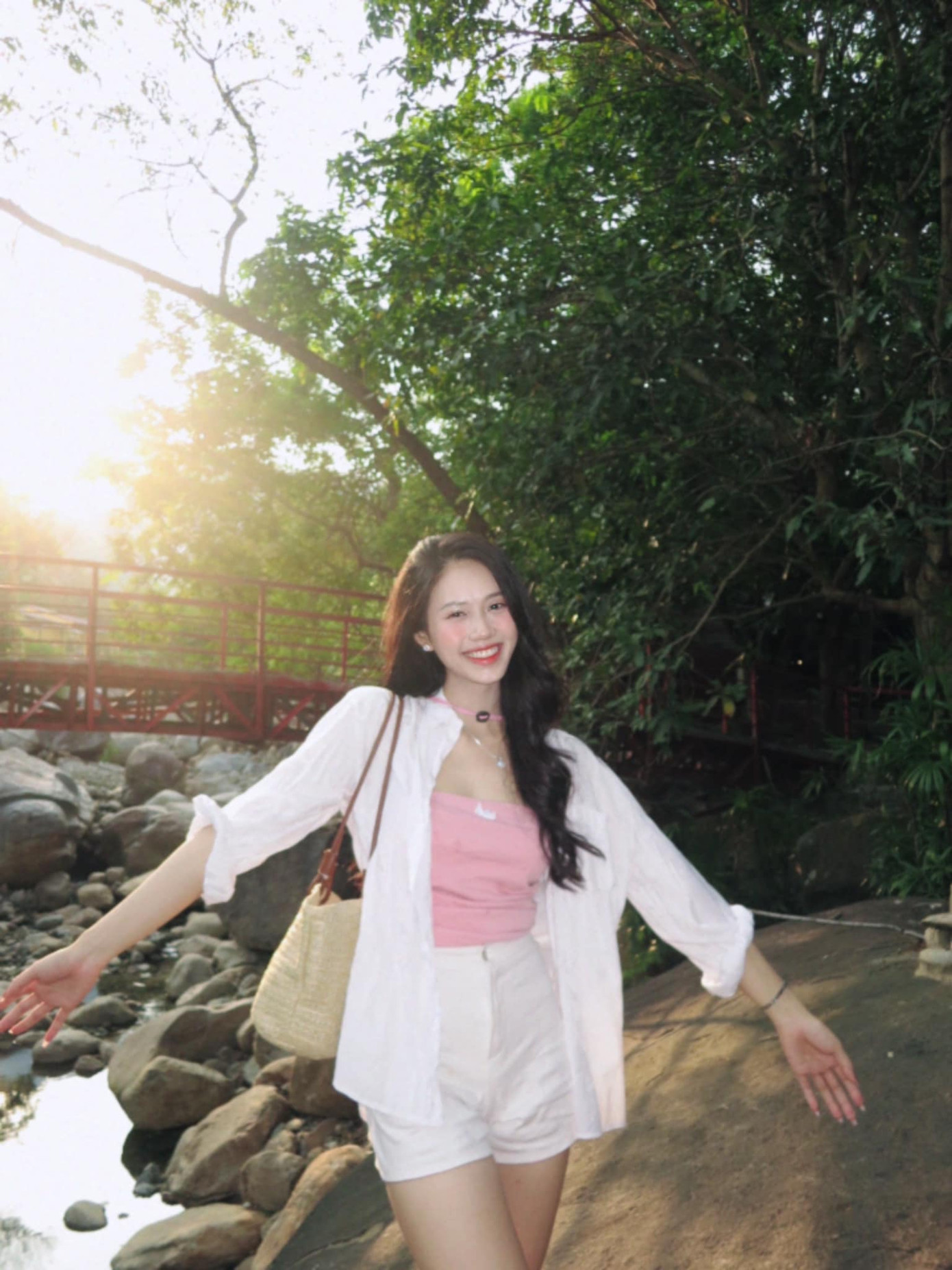 Nữ sinh thường mặc các trang phục đơn sắc, nhẹ nhàng với tông màu trắng, pastel.