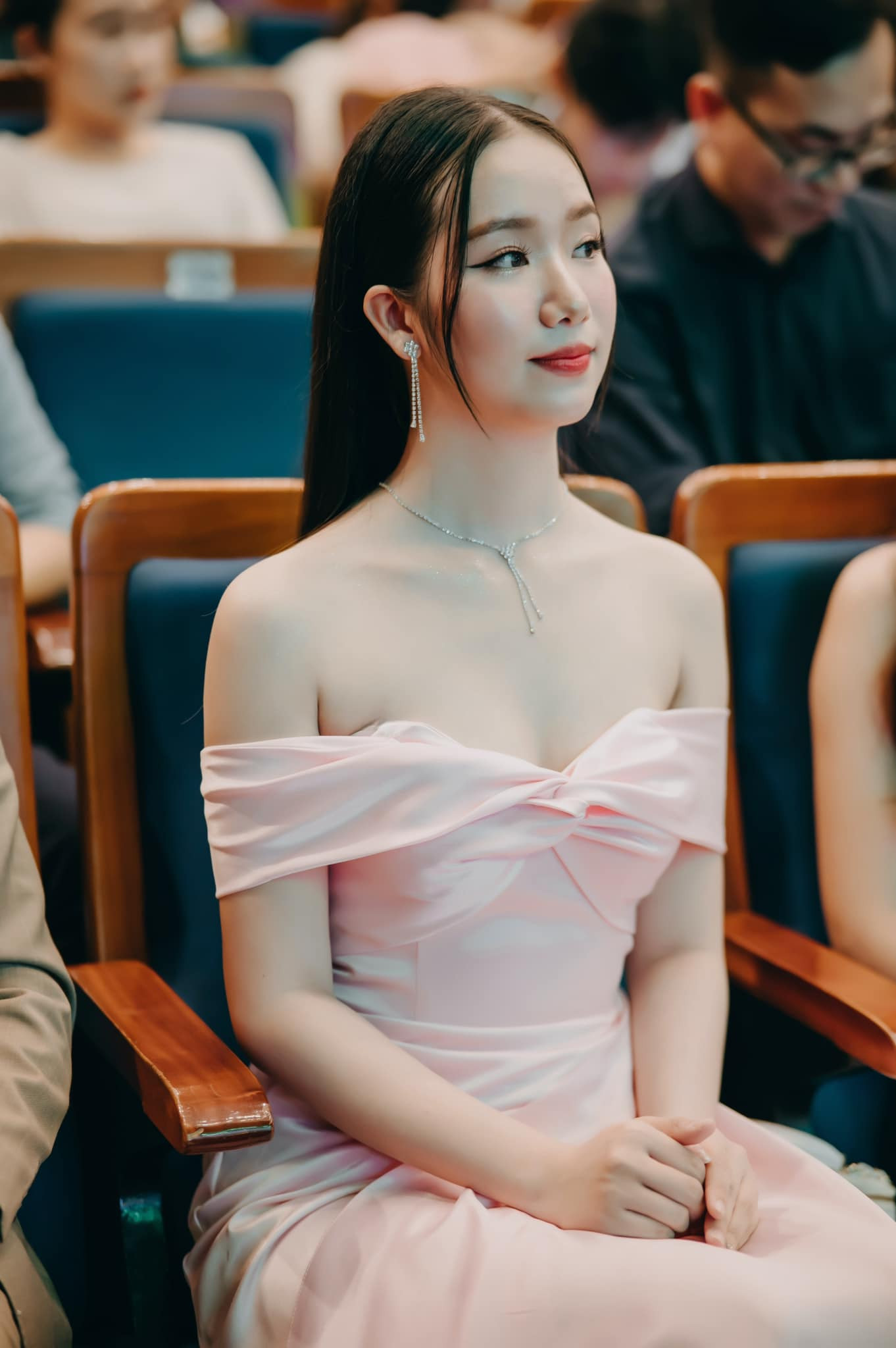 “Nhiều thí sinh tham gia vòng nhân trắc học đều nhịn ăn. Trước sơ khảo hai ngày, tôi chỉ ăn trứng và uống nước để có số đo, cân nặng đẹp”, cô nói.