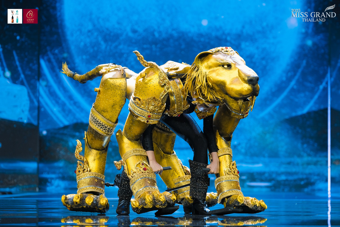 Đêm thi chứng kiến sự góp mặt của nhiều thiết kế mang cảm hứng về các loài động vật đặc trưng của xứ sở chùa vàng như ong vò vẽ, cá sấu, rắn hổ mang...