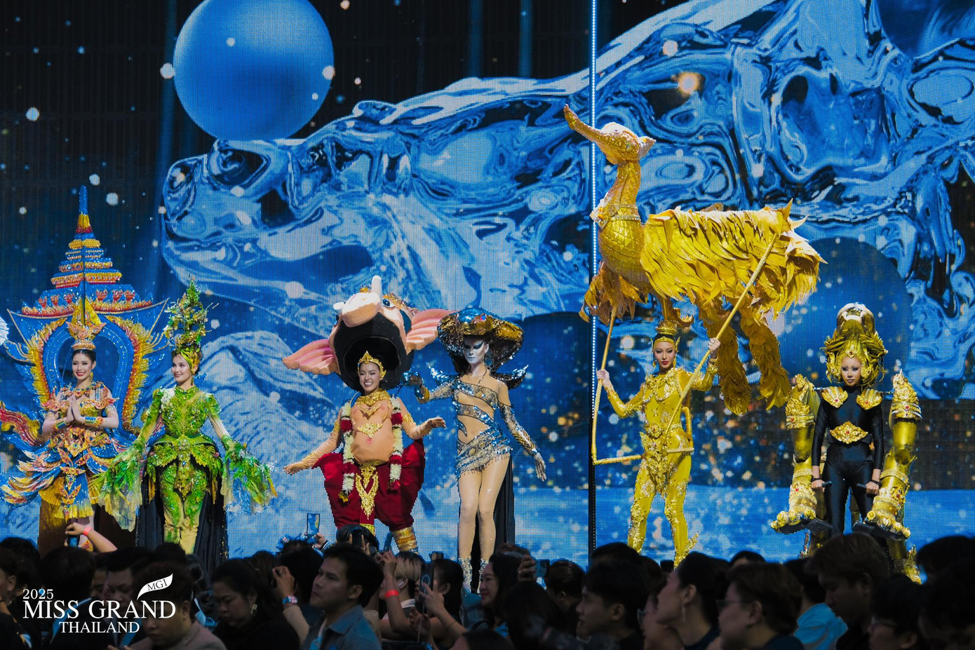 Phần thi trang phục dân tộc của cuộc thi Hoa hậu Hòa bình Thái Lan 2025 đã diễn ra tối 24/3 với sự tham gia của 77 thí sinh đại diện cho các tỉnh, thành. Đây là phần thi được nhiều fan sắc đẹp mong chờ vì sự đầu tư công phu, hoành tráng của các thí sinh.