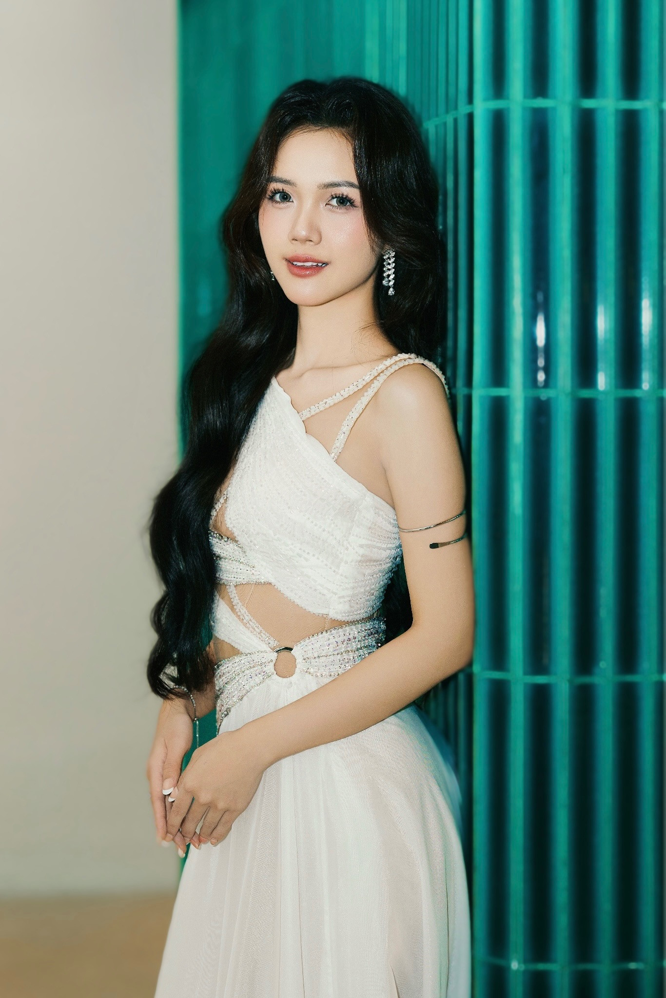 Ngoài đời thường, Mỹ Vân có phong cách thời trang sang trọng, thanh lịch. Cô ưa chuộng những bộ váy tông màu trắng hoặc gam pastel nhẹ nhàng để làm nổi bật nét nữ tính.