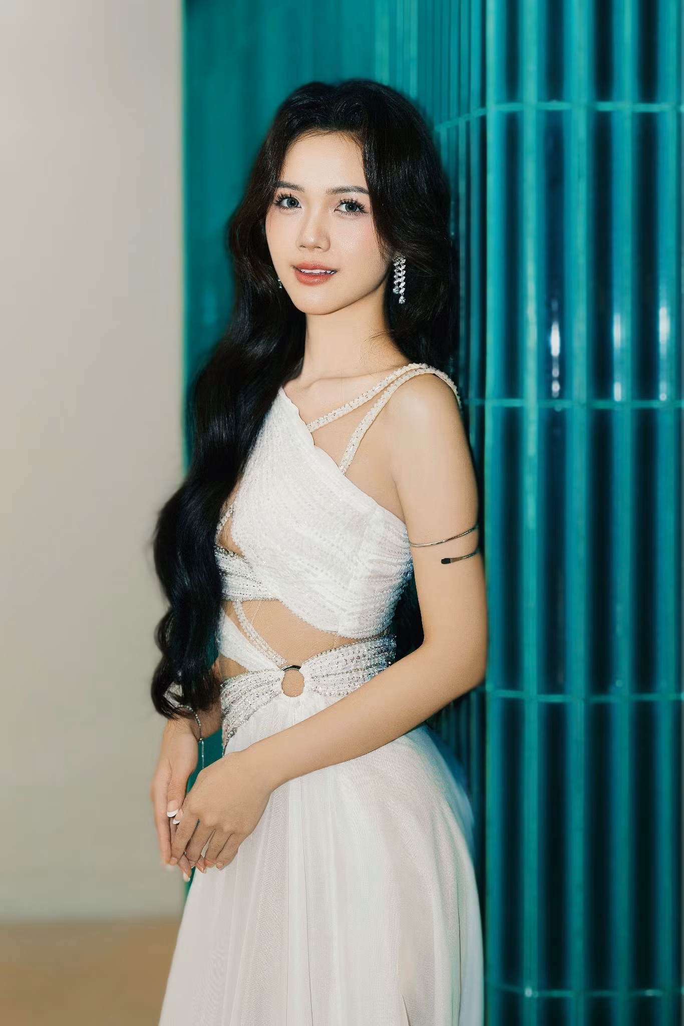 Ngoài đời thường, Mỹ Vân có phong cách thời trang sang trọng, thanh lịch. Cô ưa chuộng những bộ váy tông màu trắng hoặc gam pastel nhẹ nhàng để làm nổi bật nét nữ tính.