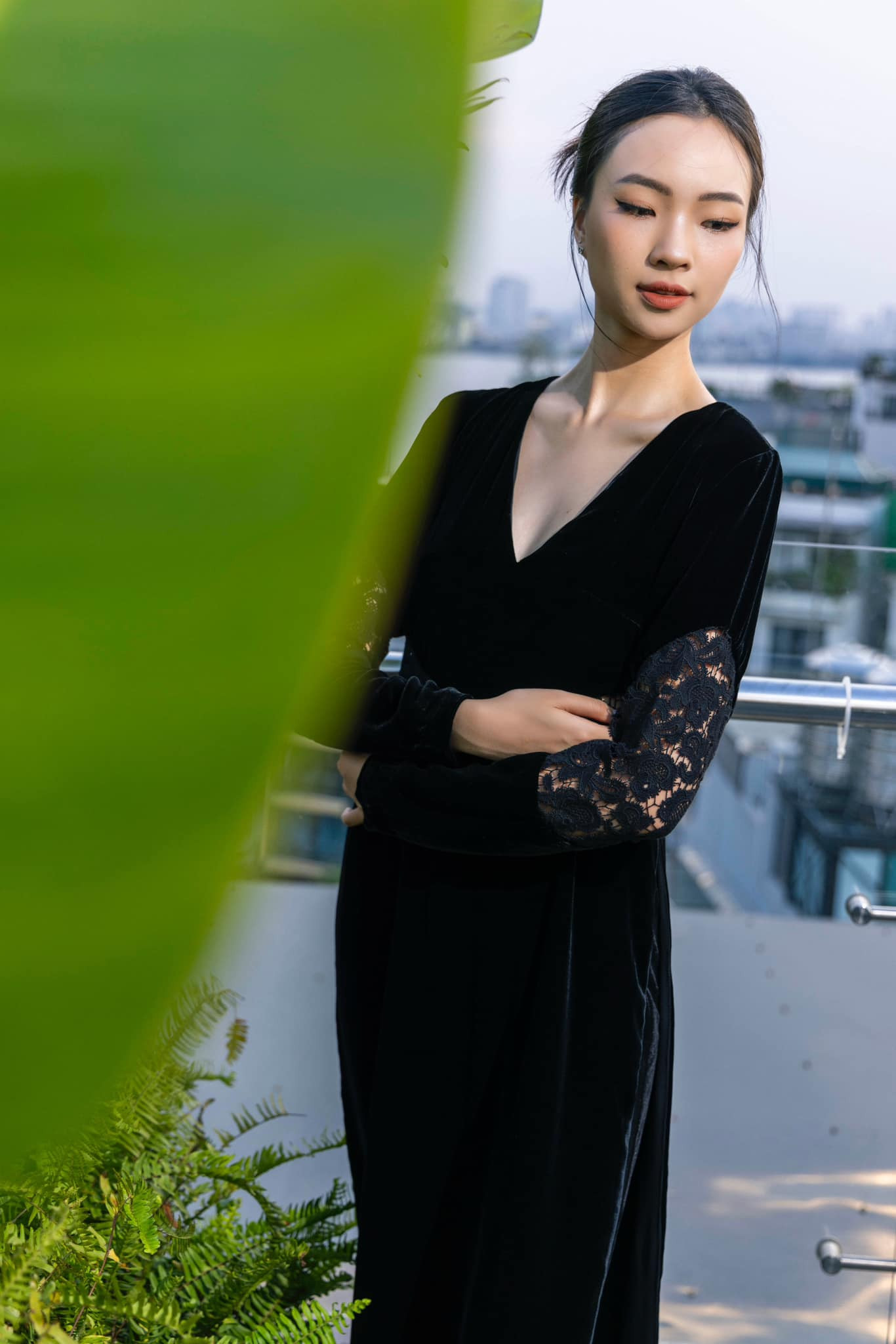 Hồng Duyên chia sẻ cô đã nhịn ăn trước khi bước vào vòng đo nhân trắc. "Một số người khuyên tôi nên nhịn ăn trước khi đo nhân trắc học. Tôi đã rất bất ngờ khi số đo vòng eo của mình là 62 cm", cô chia sẻ.