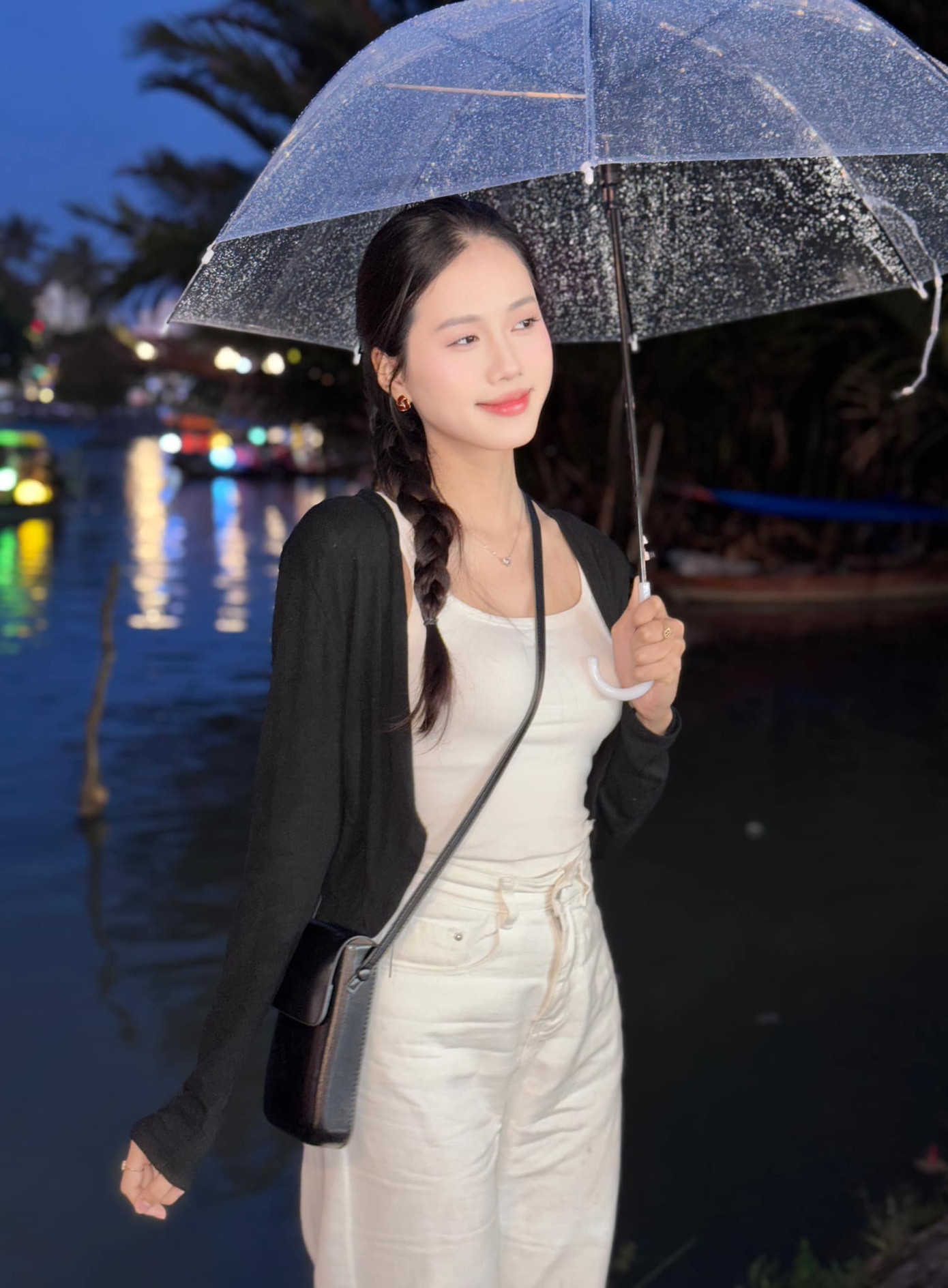 Cô chuẩn bị kỹ lưỡng cho cuộc thi, các kỹ năng cần thiết như thuyết trình, catwalk và năng lượng tích cực để sẵn sàng chinh phục vương miện Hoa hậu Việt Nam.