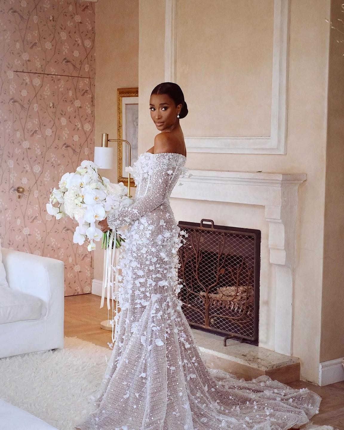 Hình ảnh Zozibini Tunzi trong hôn lễ.