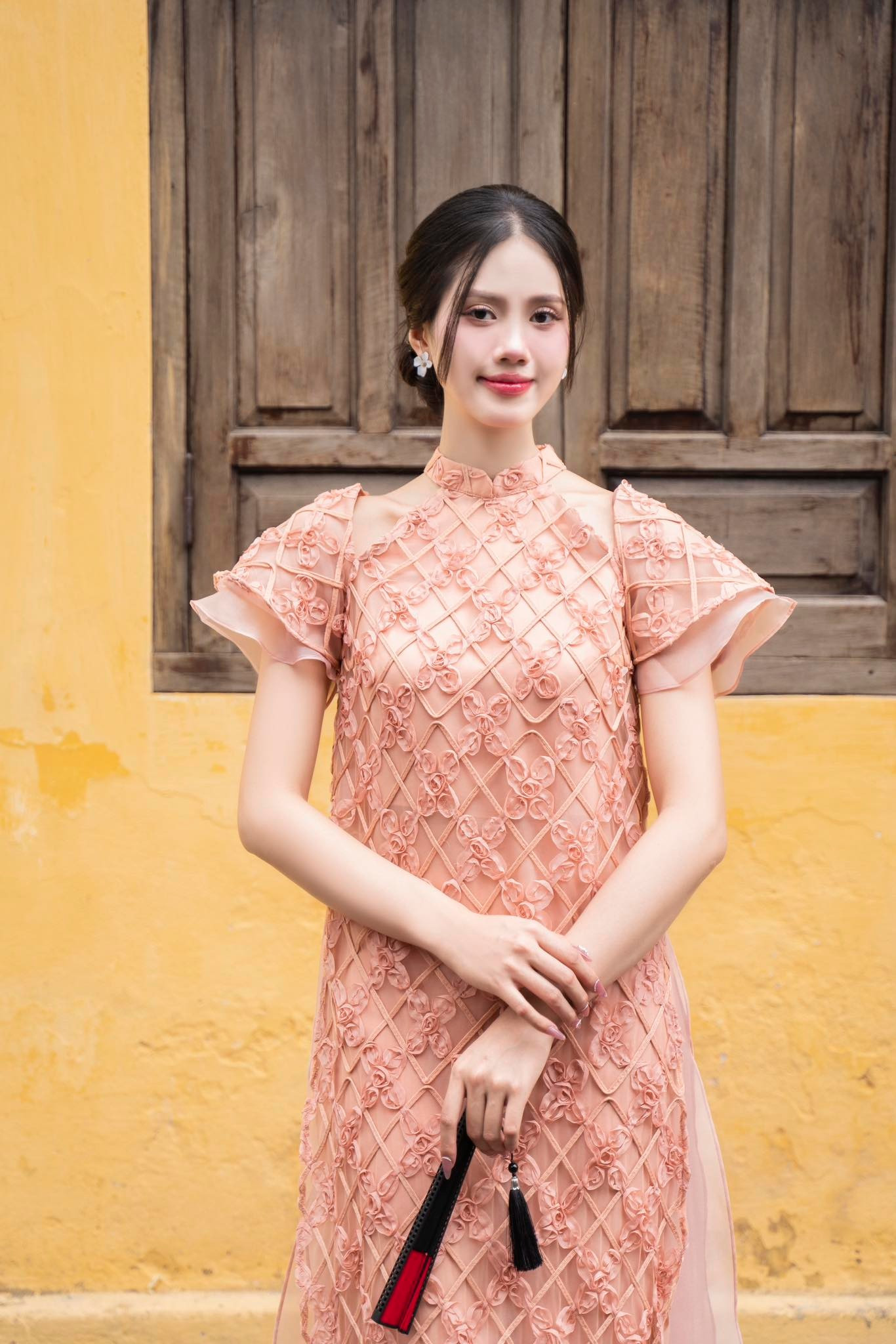 Diệu Huyền nói cô thấy vui khi nhiều người nhận xét cô có ngoại hình giống Hoa hậu Đỗ Thị Hà. &quot;Tôi thấy vui khi được gọi là Đỗ Thị Hà thứ hai. Chị Hà đẹp mà, nên tôi nghĩ mình cũng đẹp. Tuy nhiên, tôi sẽ cố gắng ở hành trình tiếp theo để thuyết phục mọi người mình có cá tính riêng&quot;, cô nói.