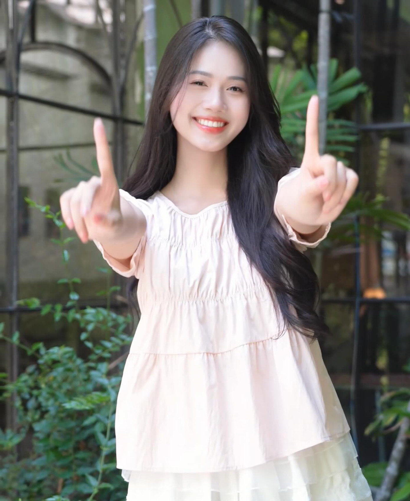 Ngoài đời thường, Diệu Huyền có phong cách ăn mặc giản dị, trẻ trung. Cô ưa thích để tóc thẳng, trang điểm nhẹ nhàng, tôn lên vẻ tự nhiên.